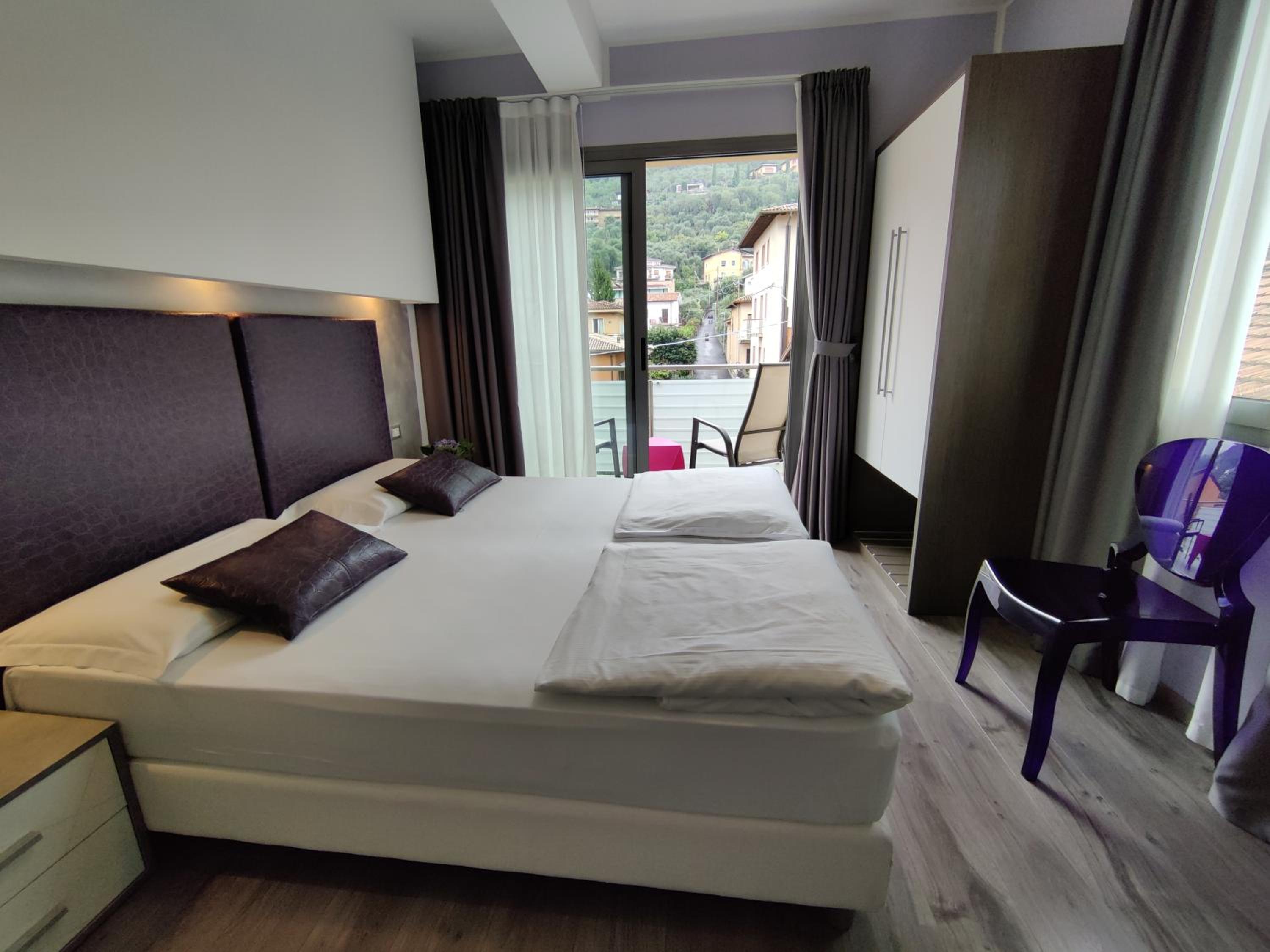 Deluxe Two-Bedroom Apartment with 3 Balconies, Lake View and Mountain View  photo 3