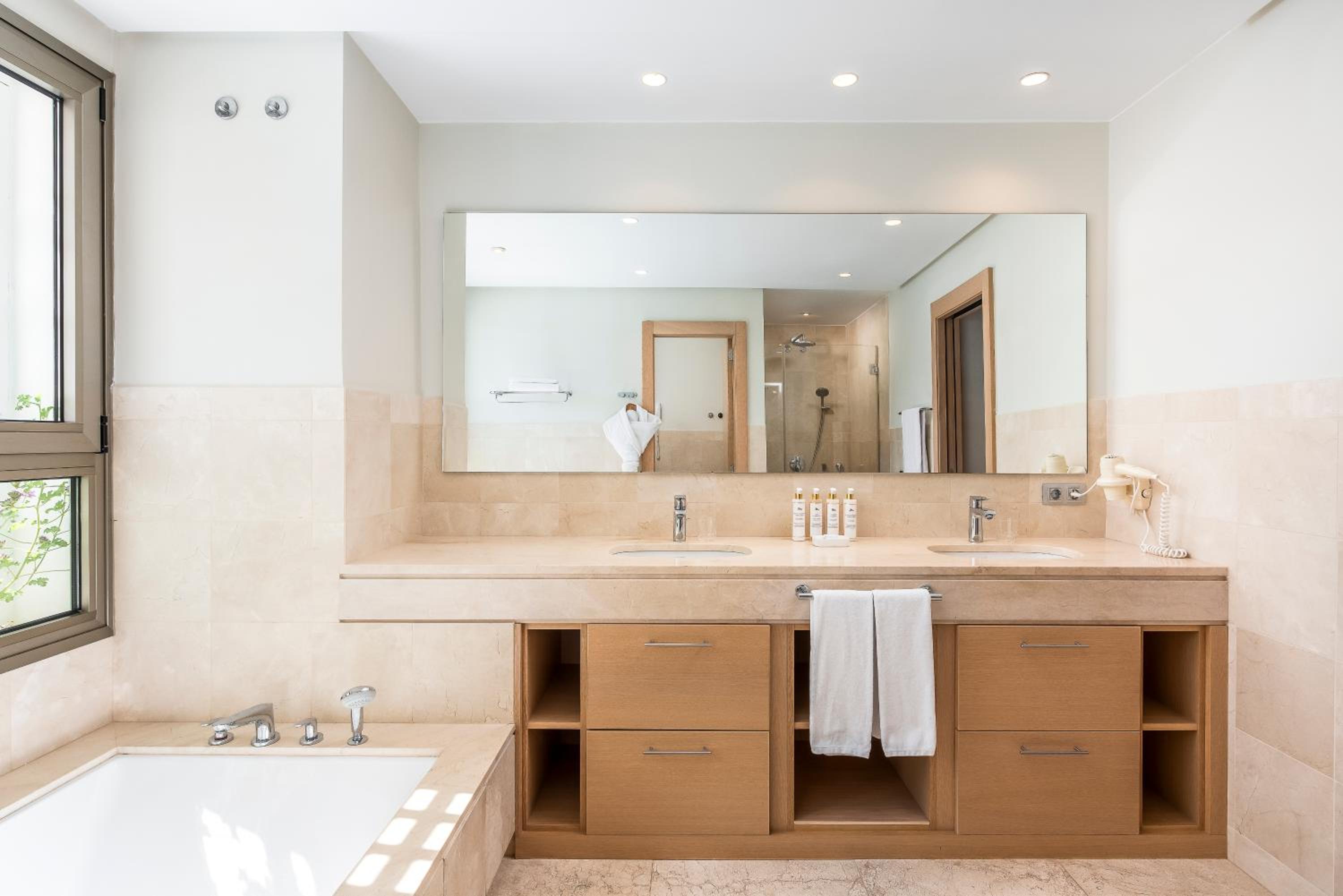 Four-Bedroom Suite with Sea View thumbnail 5