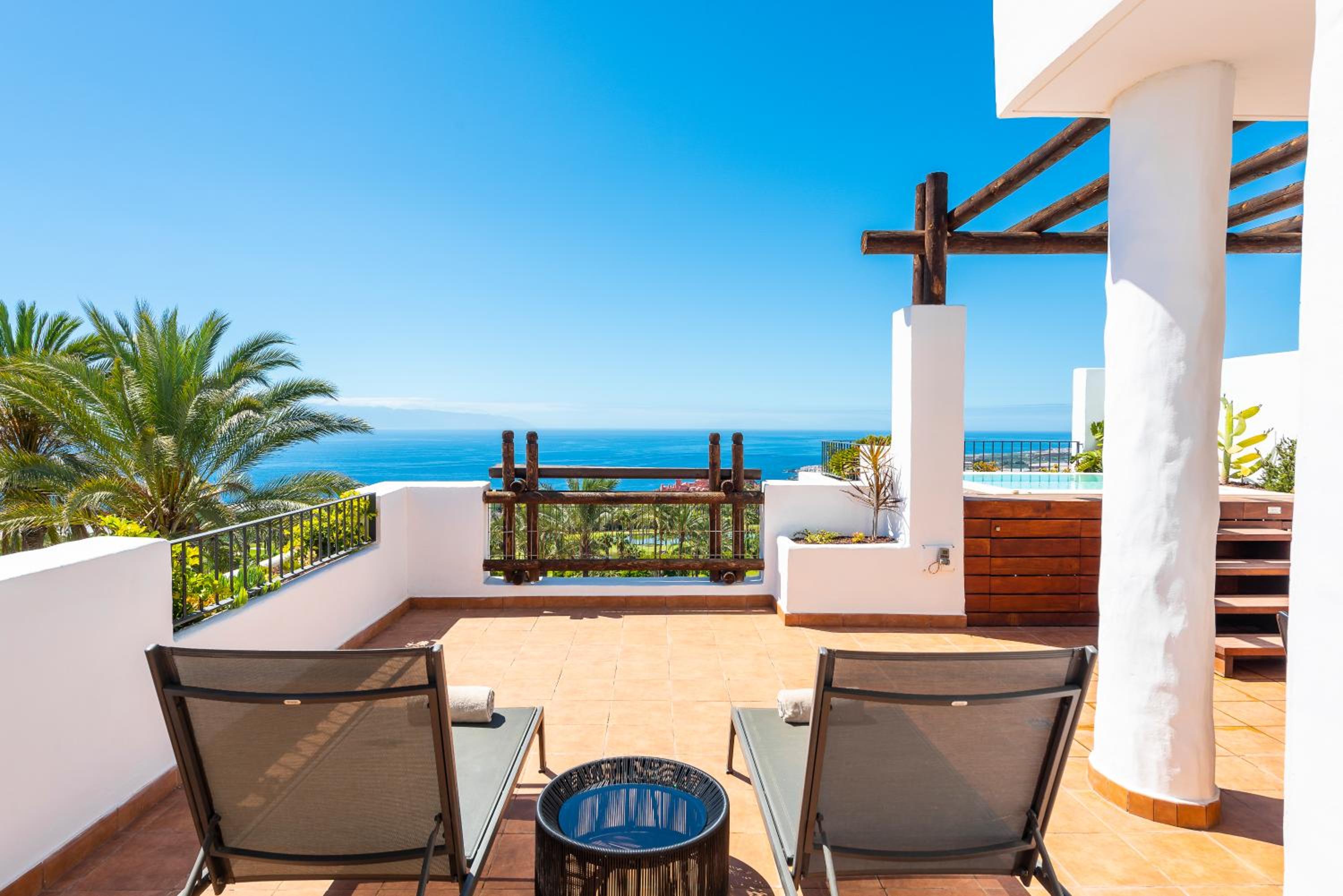 Three-Bedroom Suite with Jacuzzi and Sea View