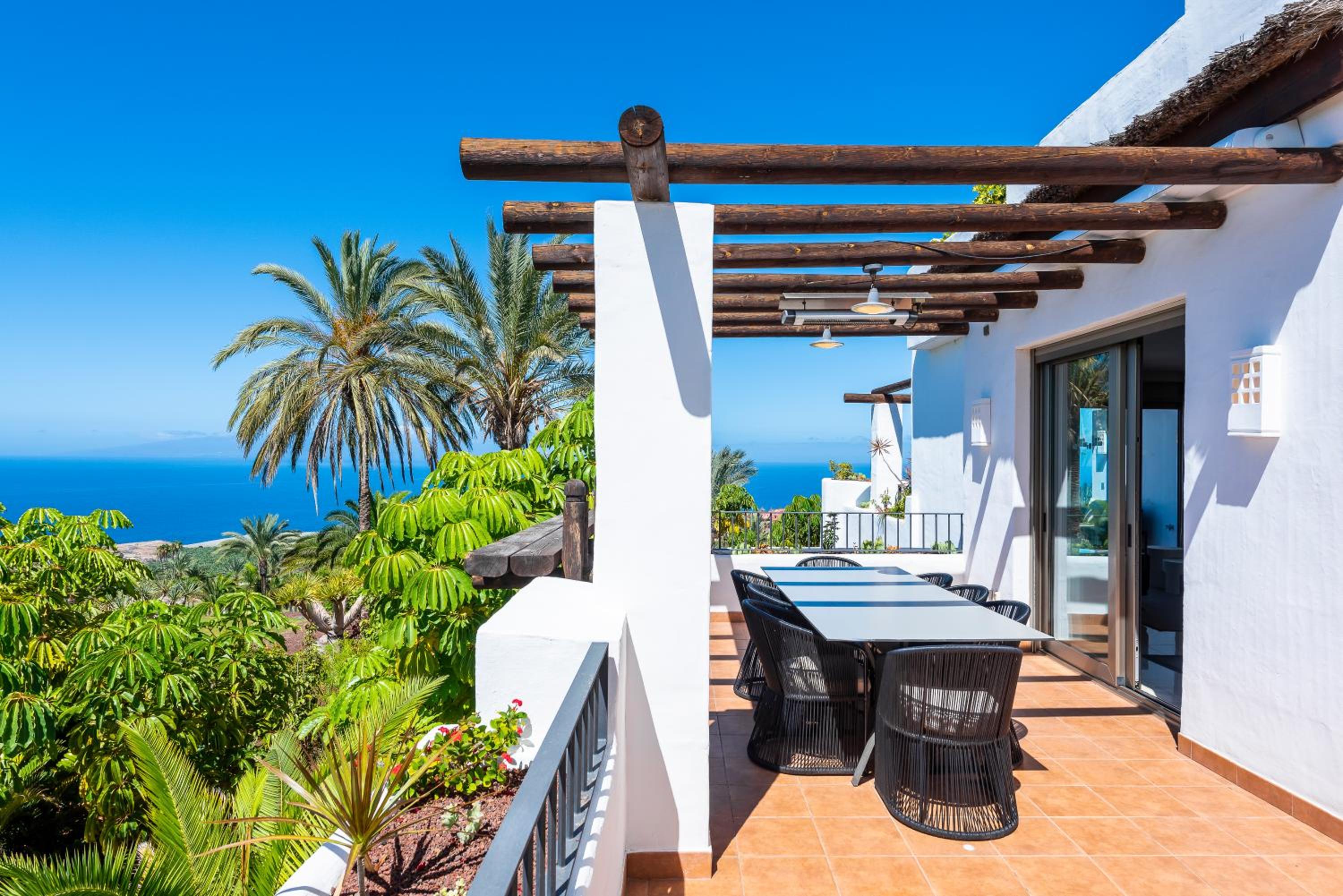 Four-Bedroom Suite with Sea View thumbnail 6