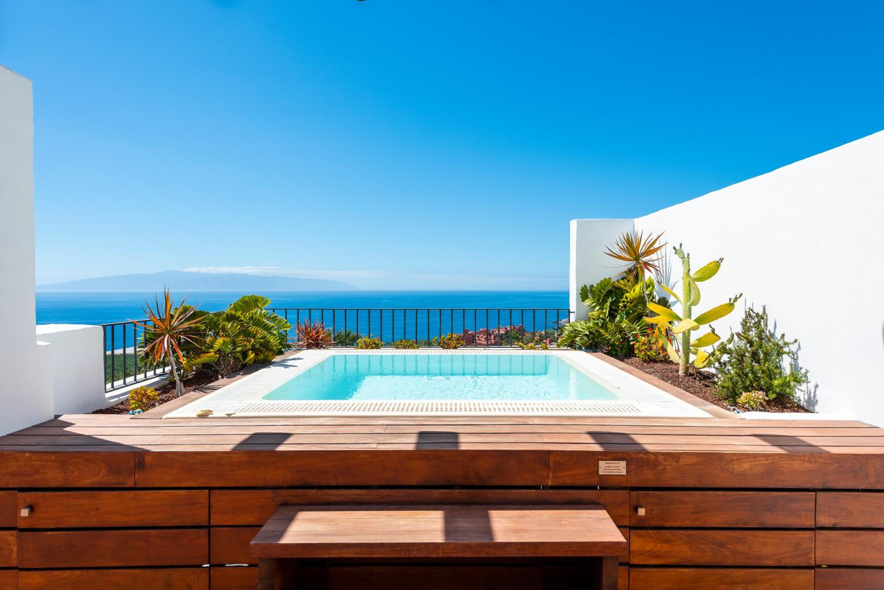 Three-Bedroom Suite with Jacuzzi and Sea View