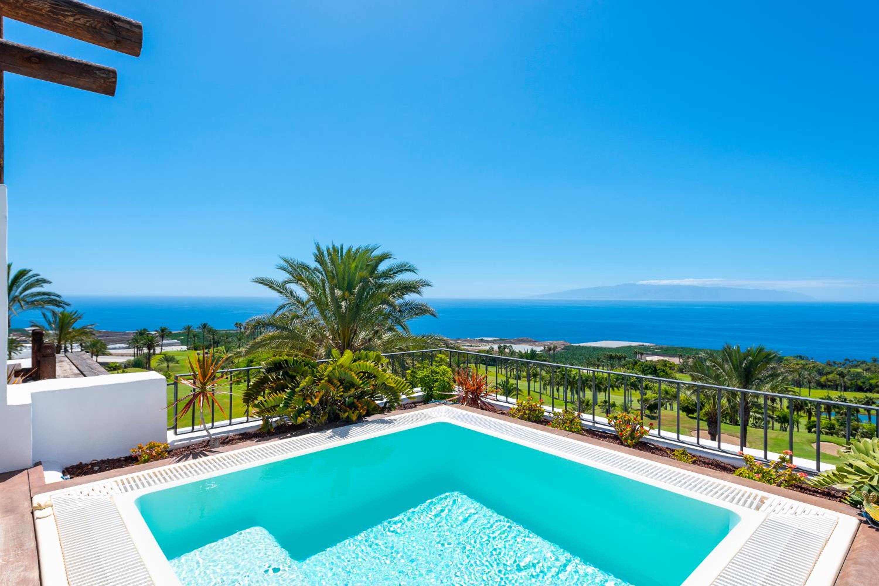 Three-Bedroom Suite with Jacuzzi and Sea View