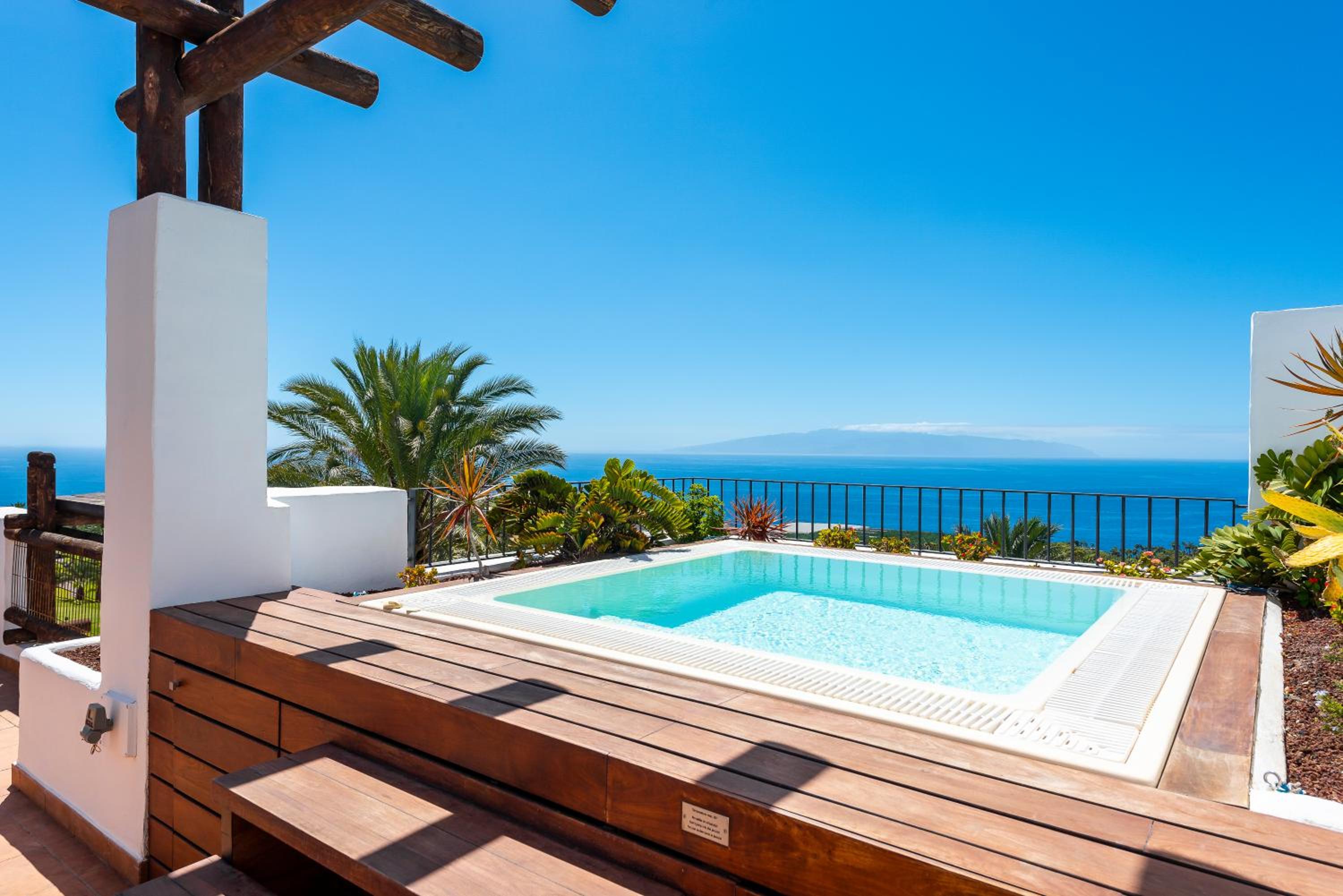 Three-Bedroom Suite with Jacuzzi and Sea View thumbnail 6