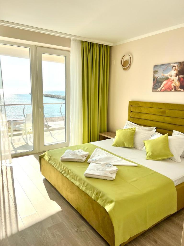King Suite with Balcony photo 3