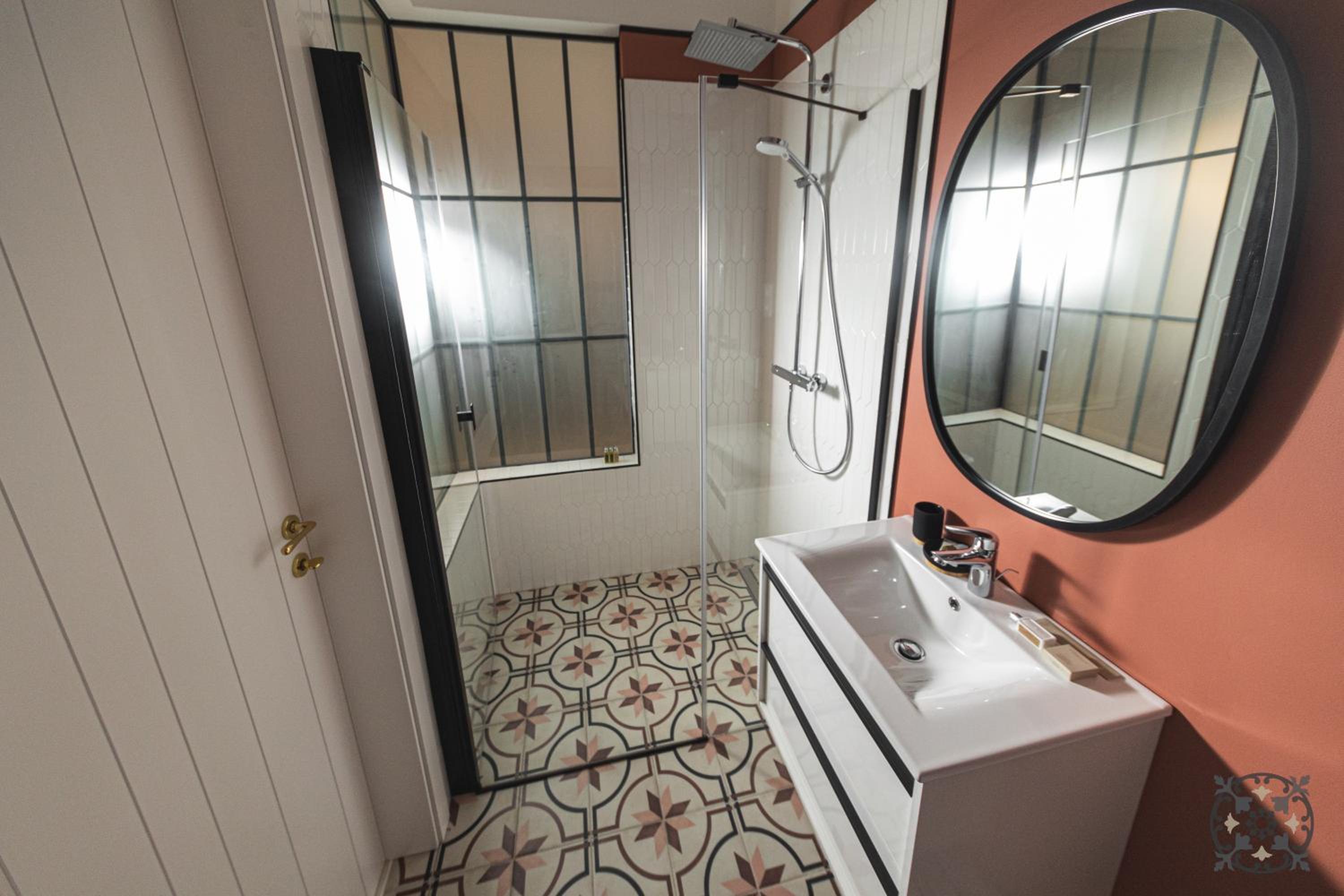 Double or Twin Room with Lake View - Photo 6