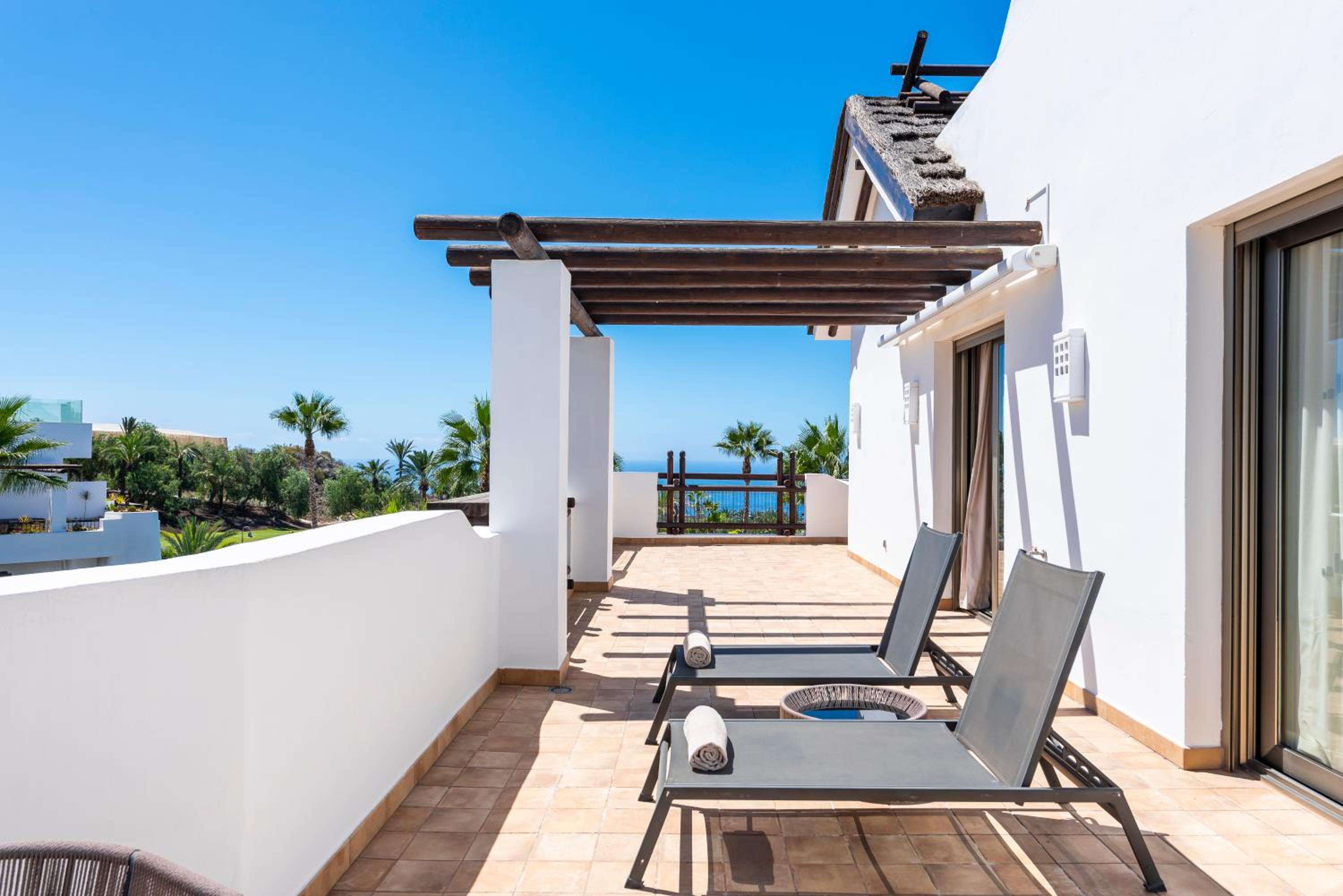 Two-Bedroom Suite with Sea View thumbnail 5