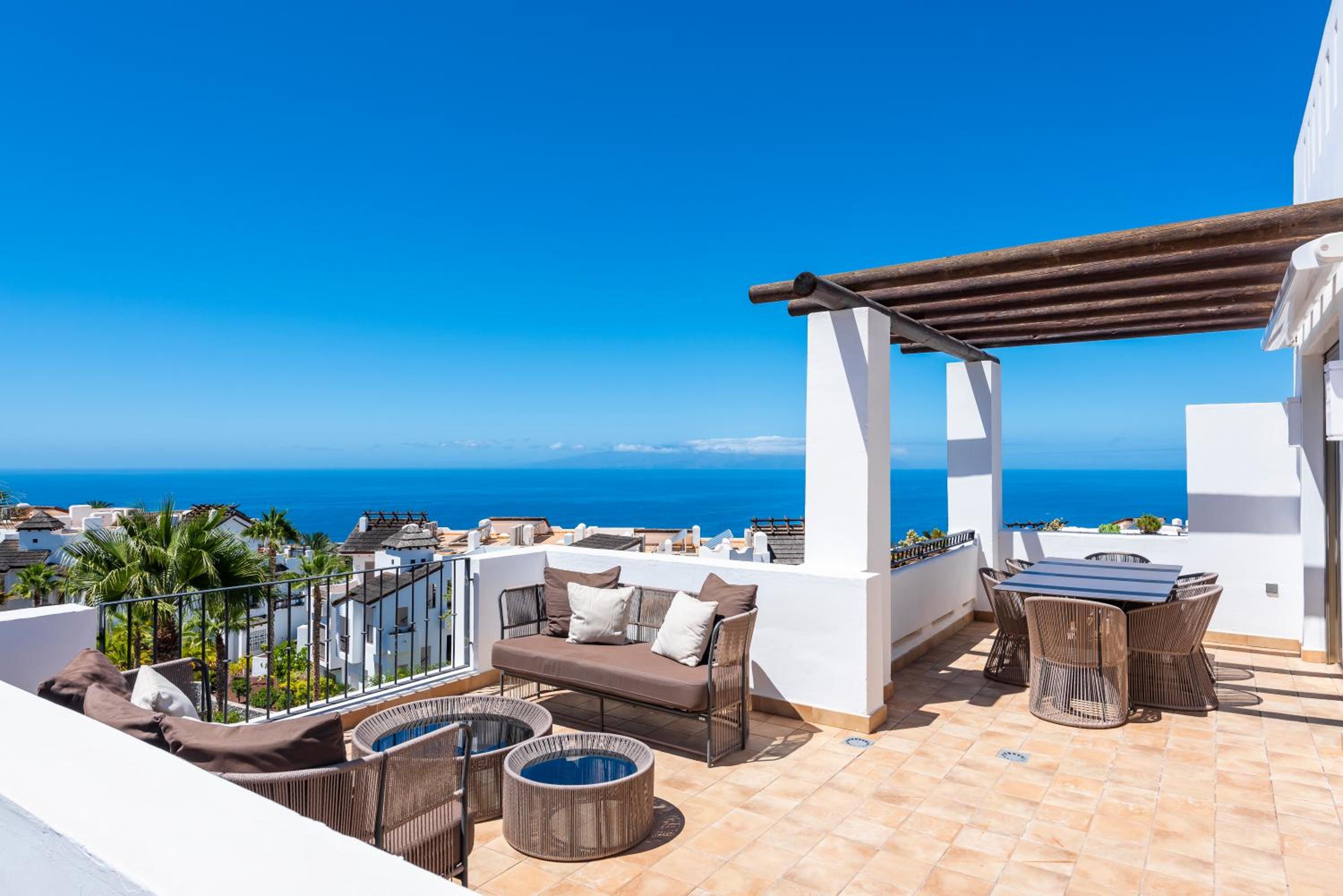 Two-Bedroom Suite with Sea View thumbnail 6