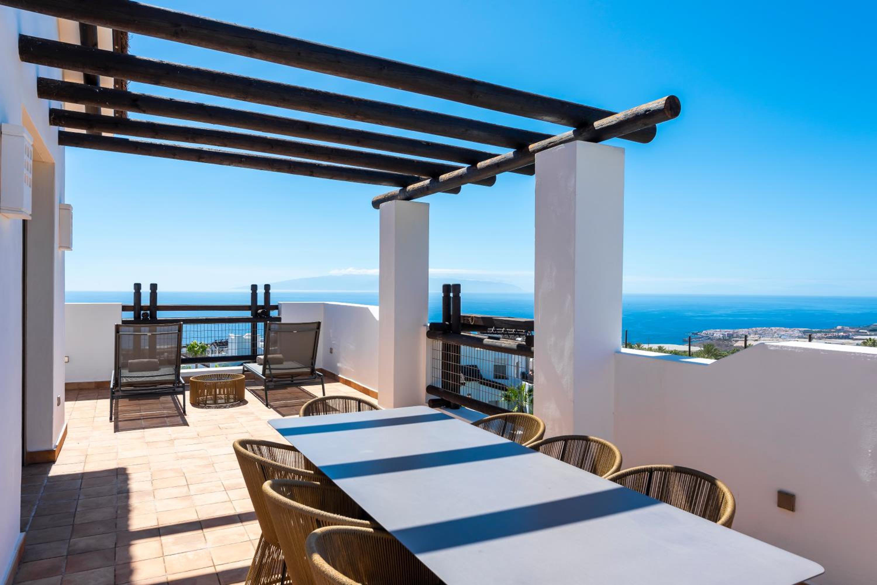 Three-Bedroom Suite with Jacuzzi and Sea View thumbnail 5