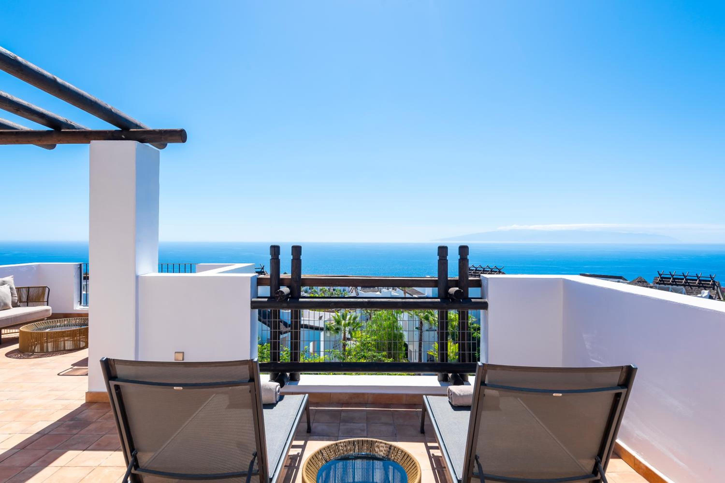 Three-Bedroom Suite with Jacuzzi and Sea View