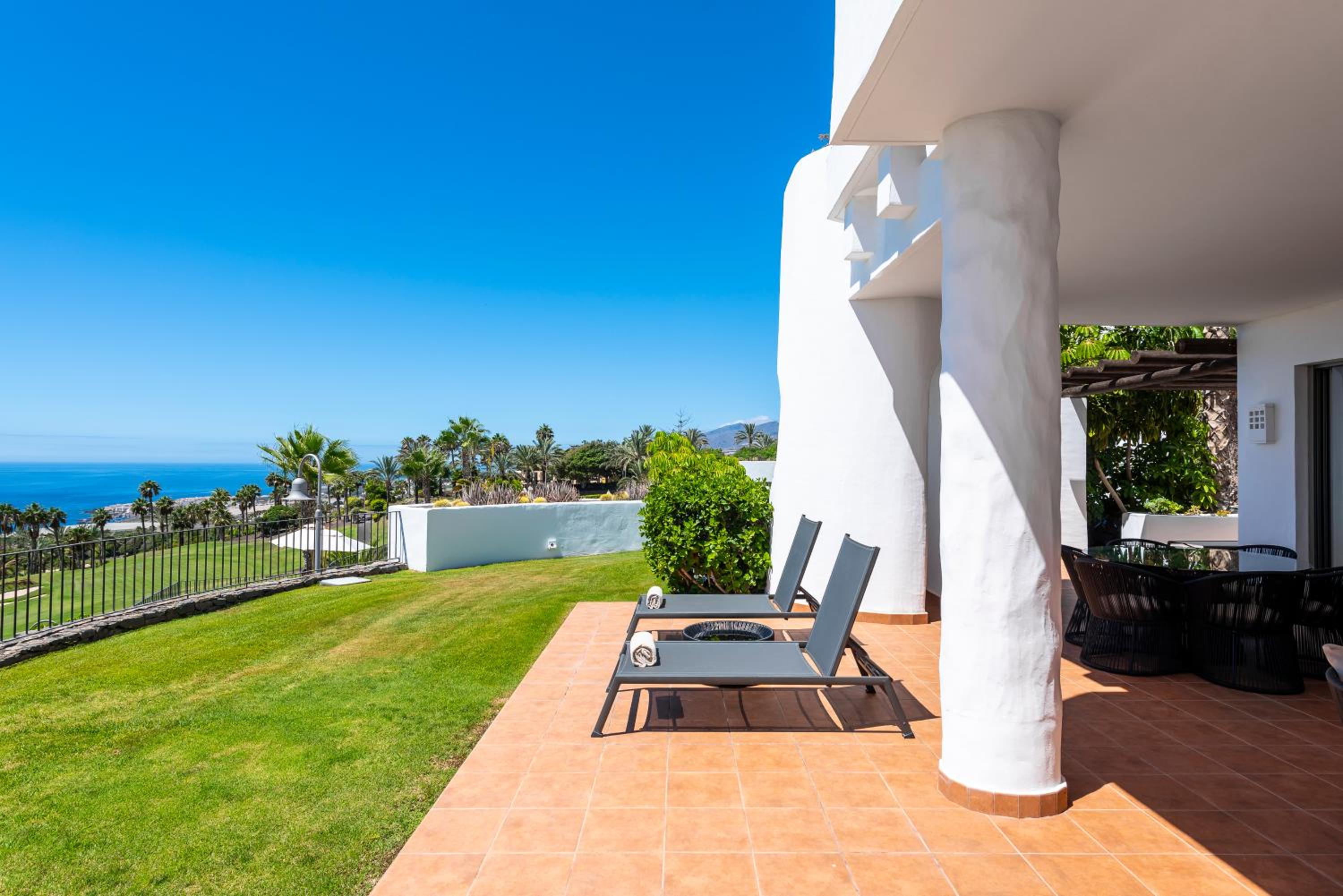 Three-Bedroom Suite with Jacuzzi and Sea View
