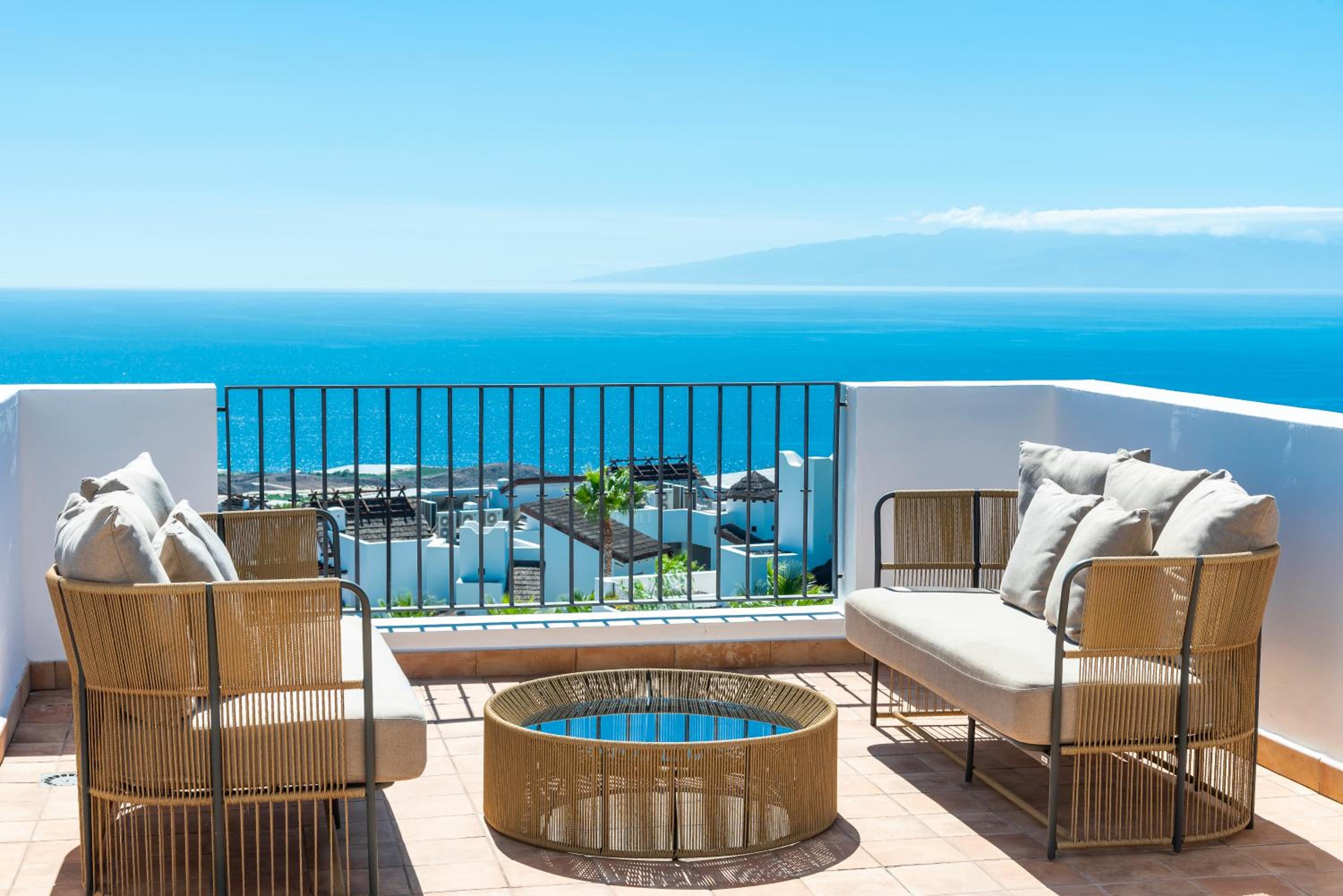 Three-Bedroom Suite with Jacuzzi and Sea View