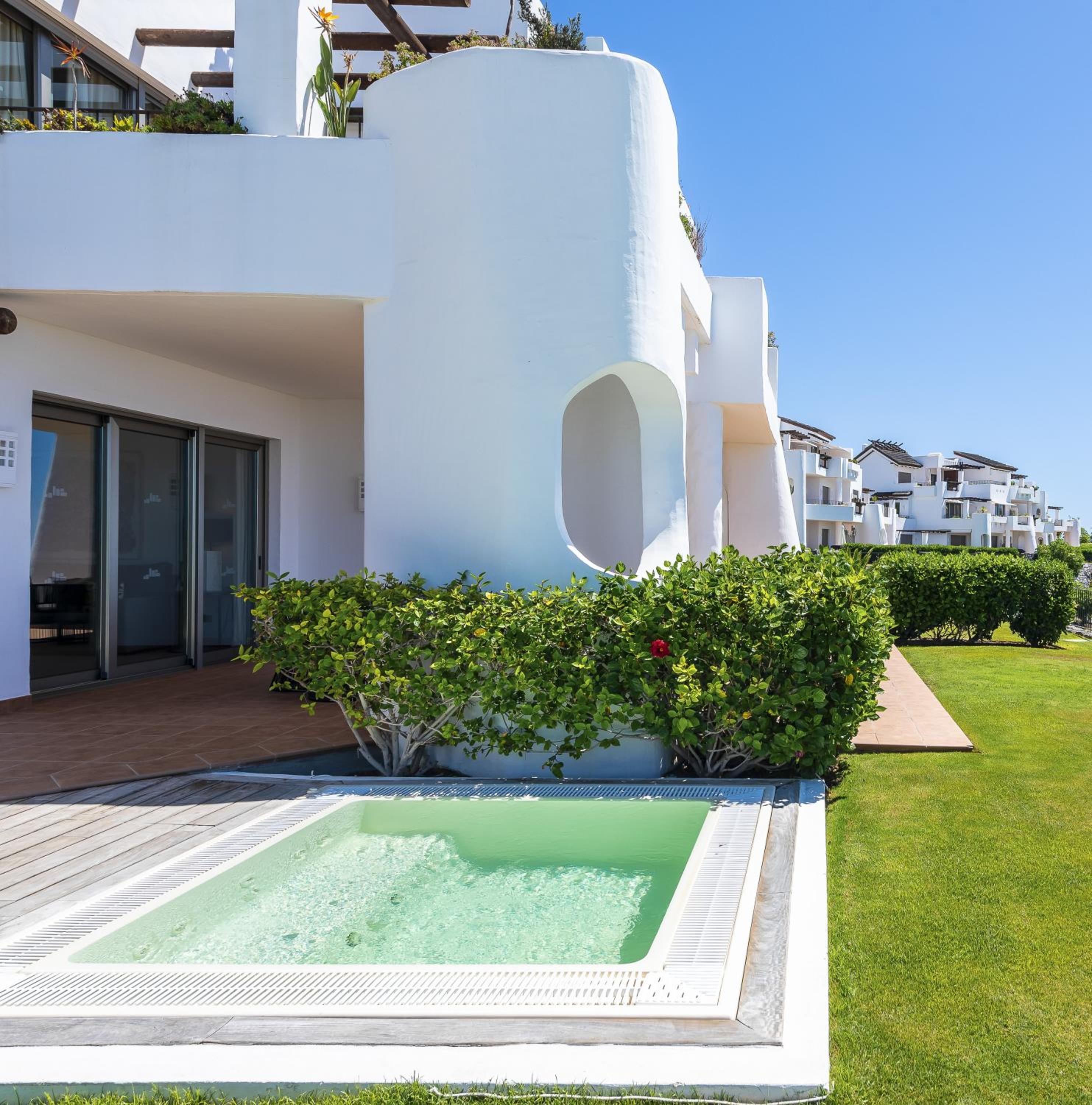 Two-Bedroom Suite with Jacuzzi and Partial Sea View thumbnail 6