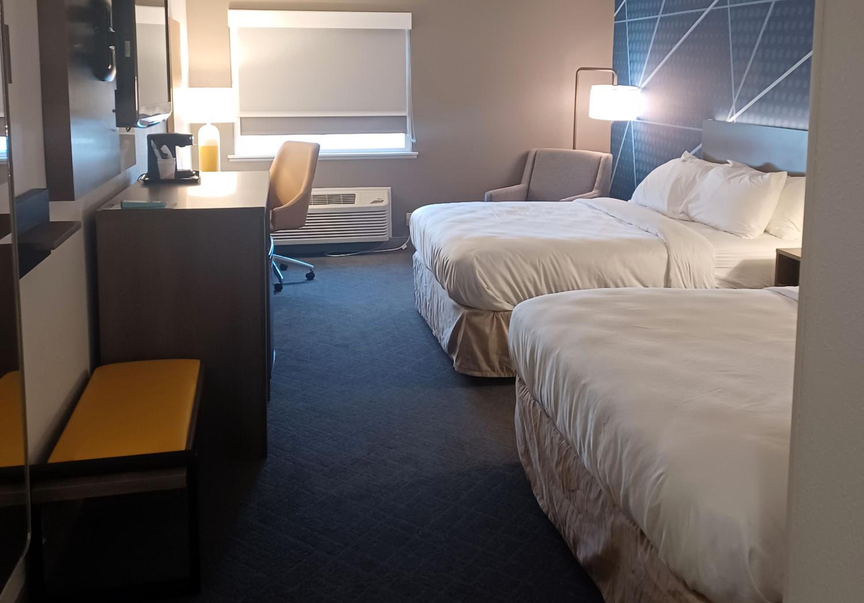 Queen Room with Two Queen Beds - Non-Smoking - Photo 1