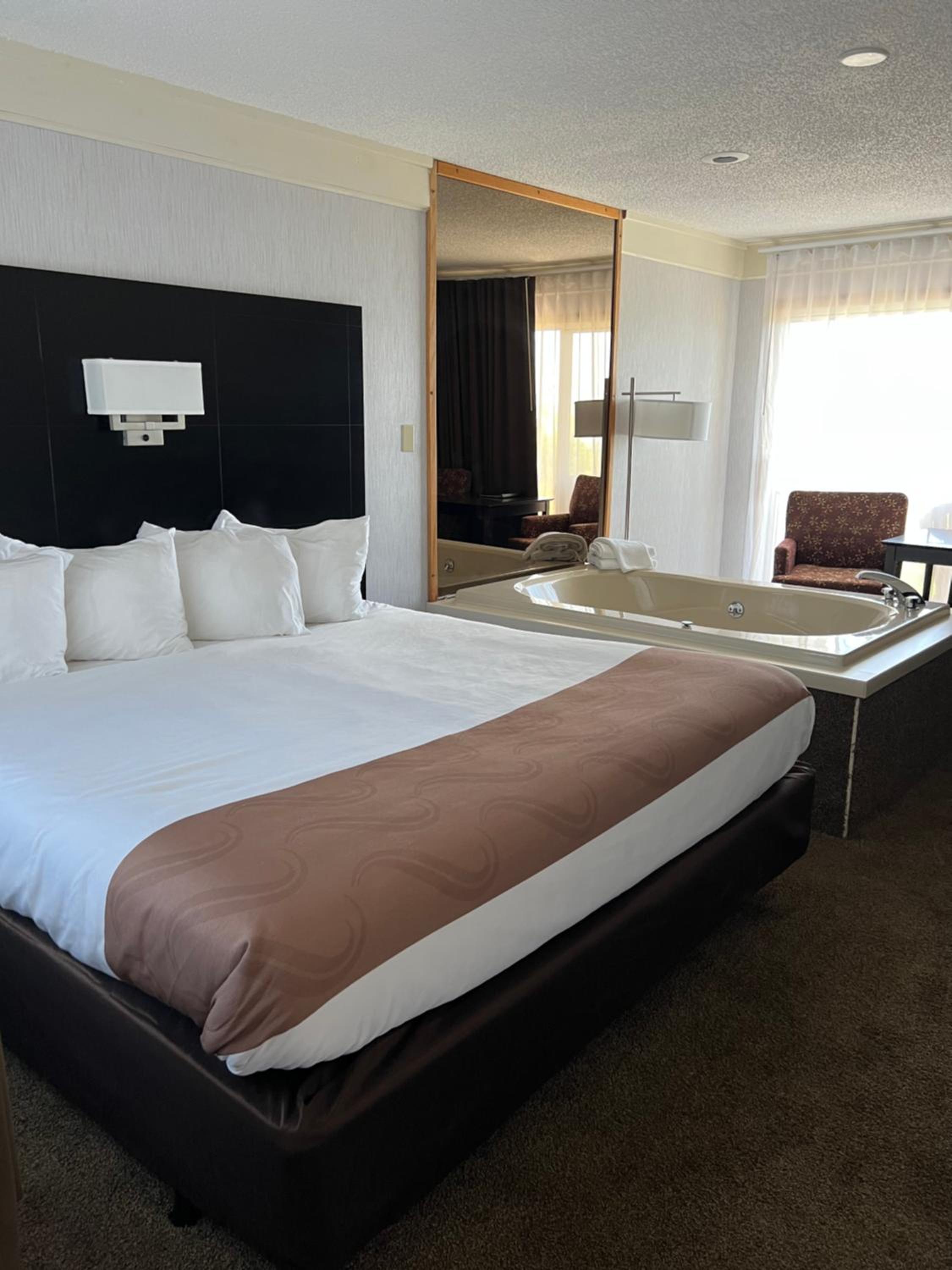 King Room with Hot Tub - No View/Non Smoking