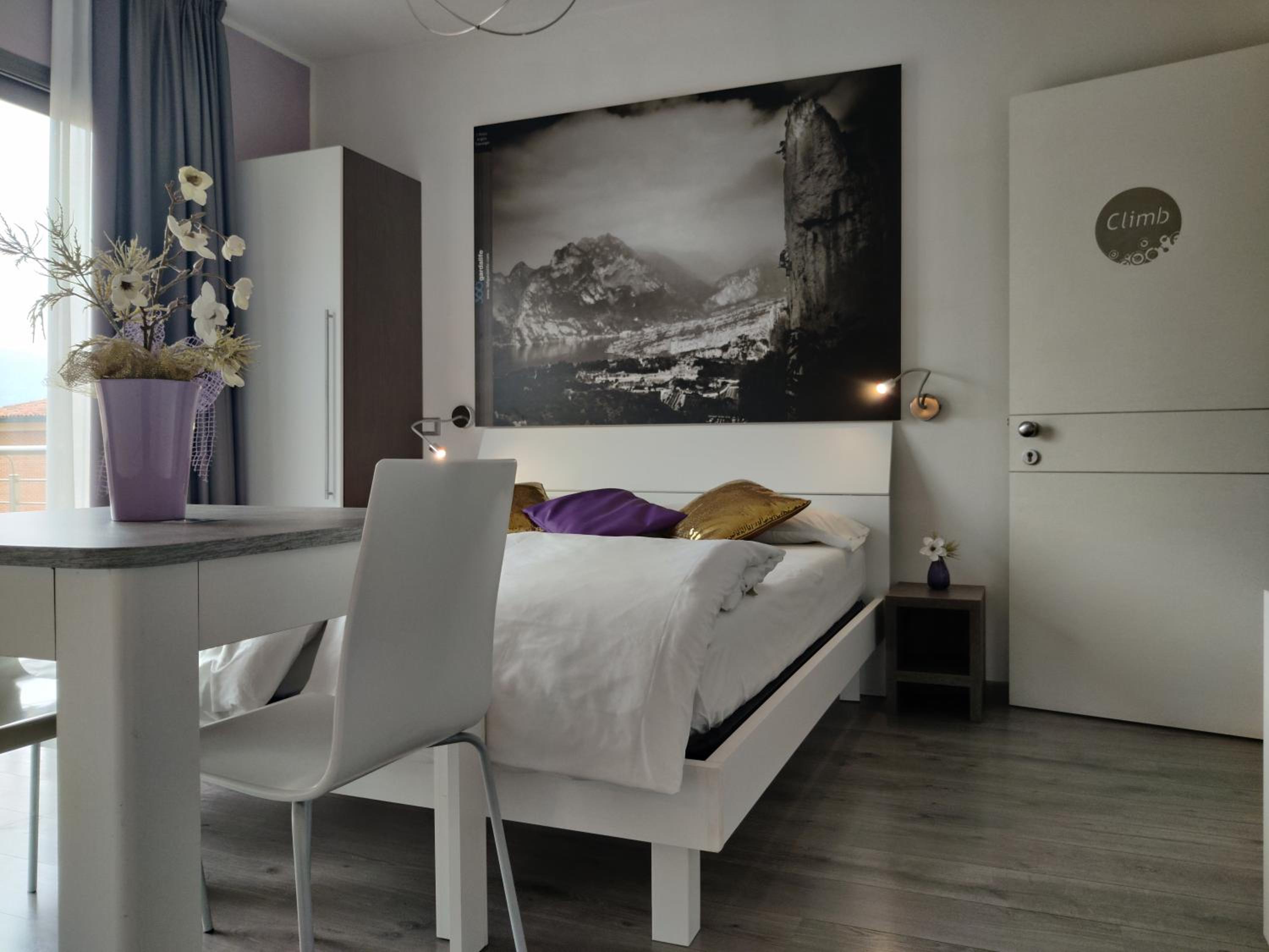 Deluxe Studio with Balcony, Lake View and Mountain View  photo 2