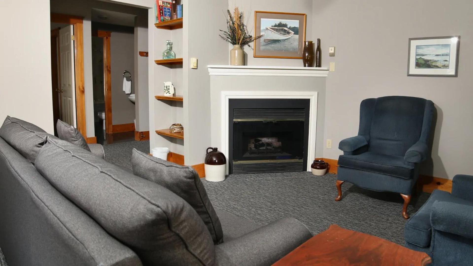 Queen Suite with Sofa Bed photo 3