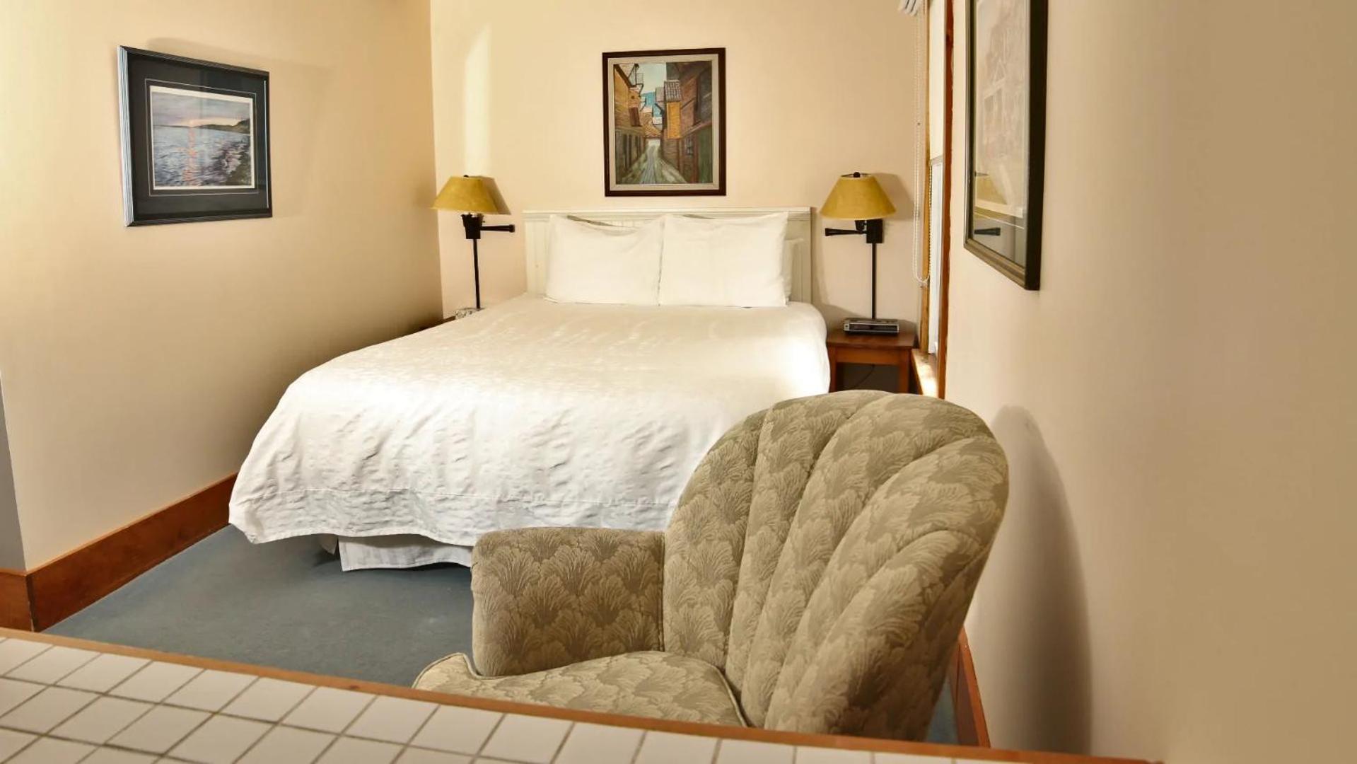 Queen Room with Single Bed