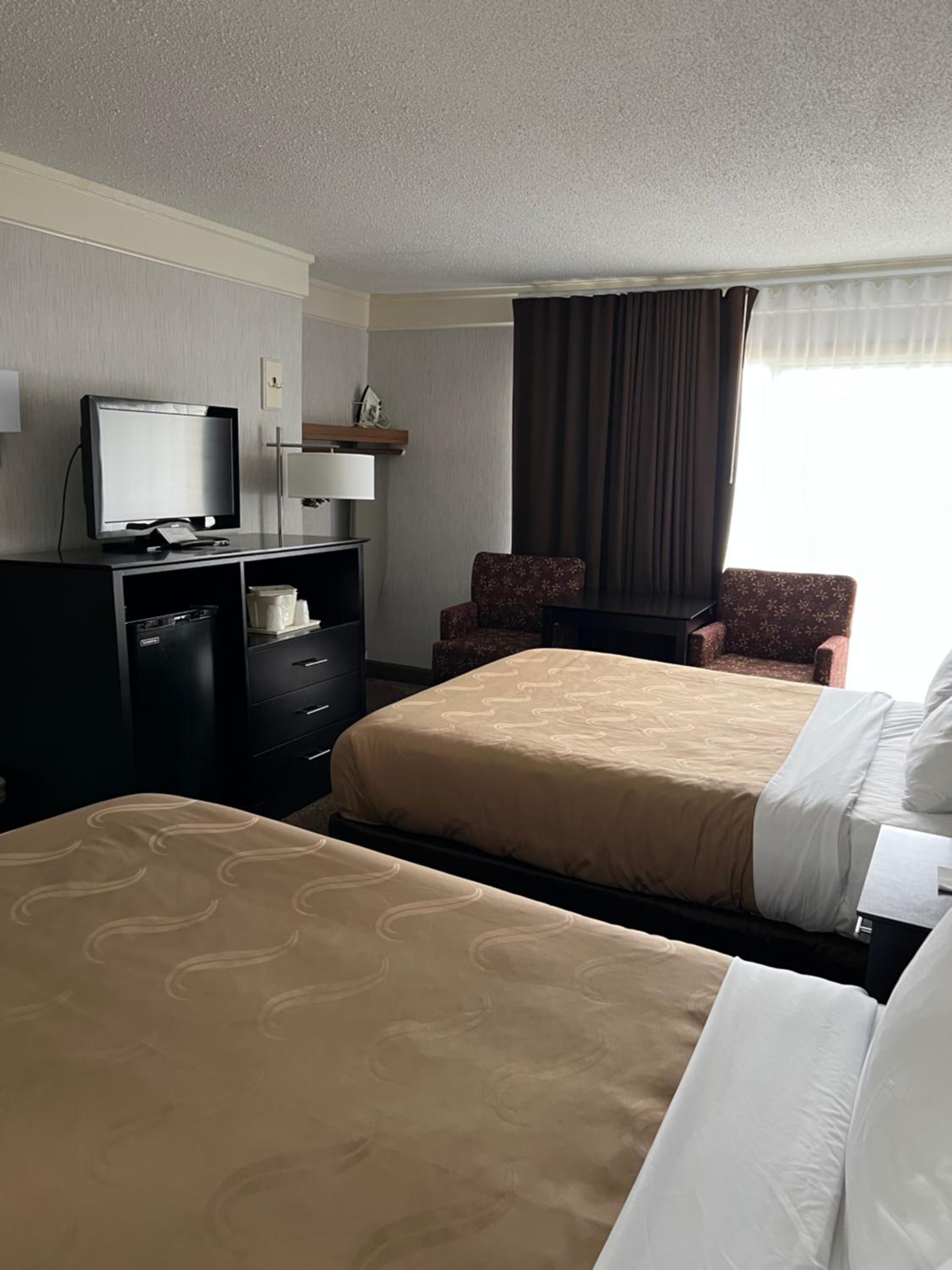 Queen Room with Two Queen Beds and No View - Non Smoking photo 2