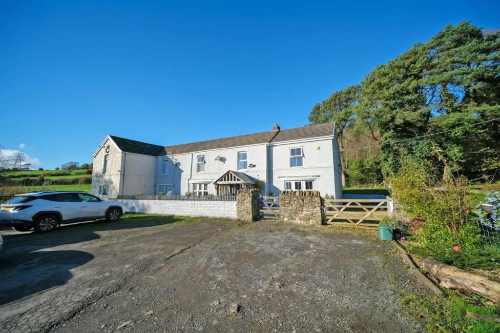 Five-Bedroom House photo 2