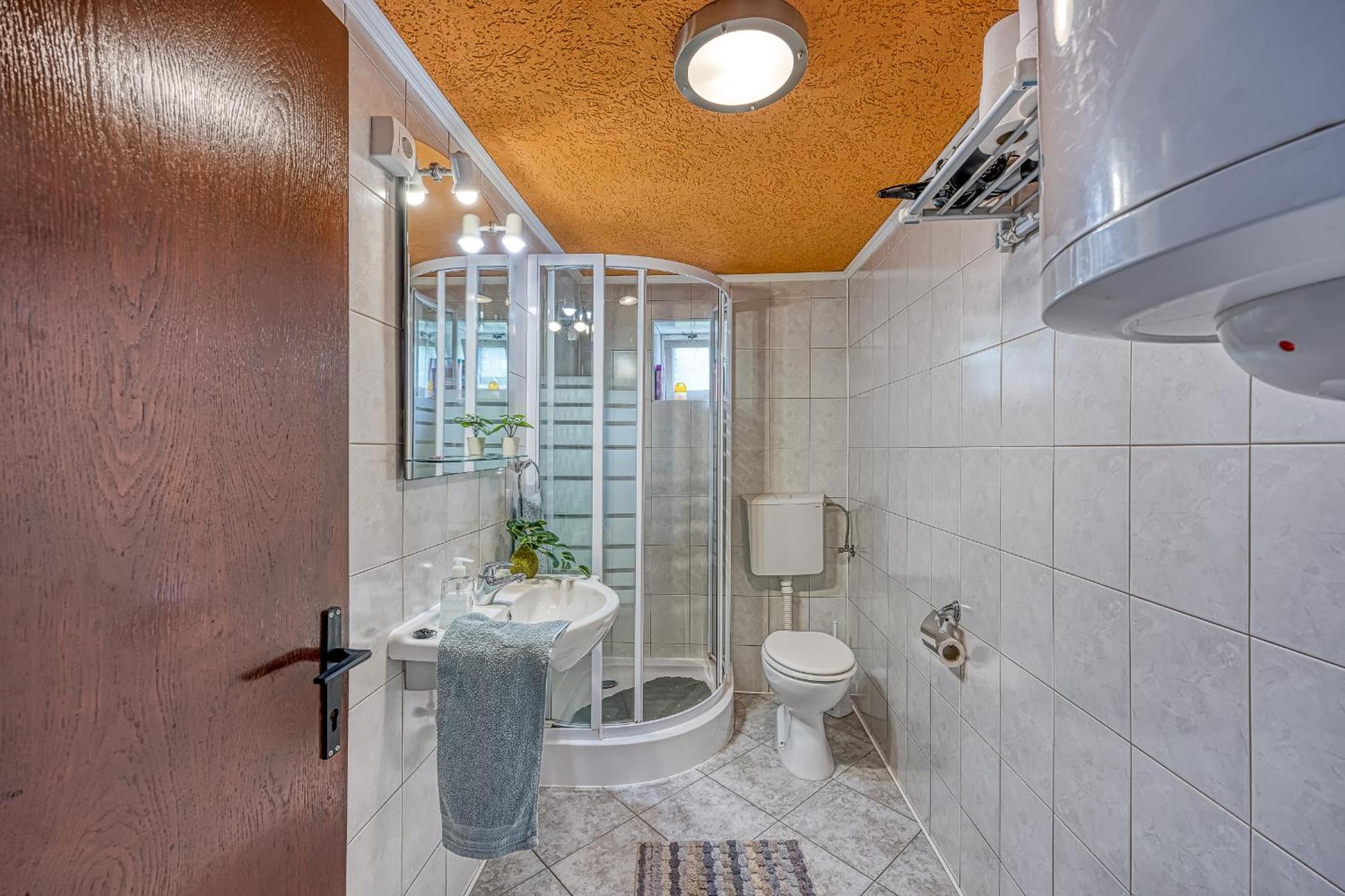 Two-Bedroom House - Photo 12