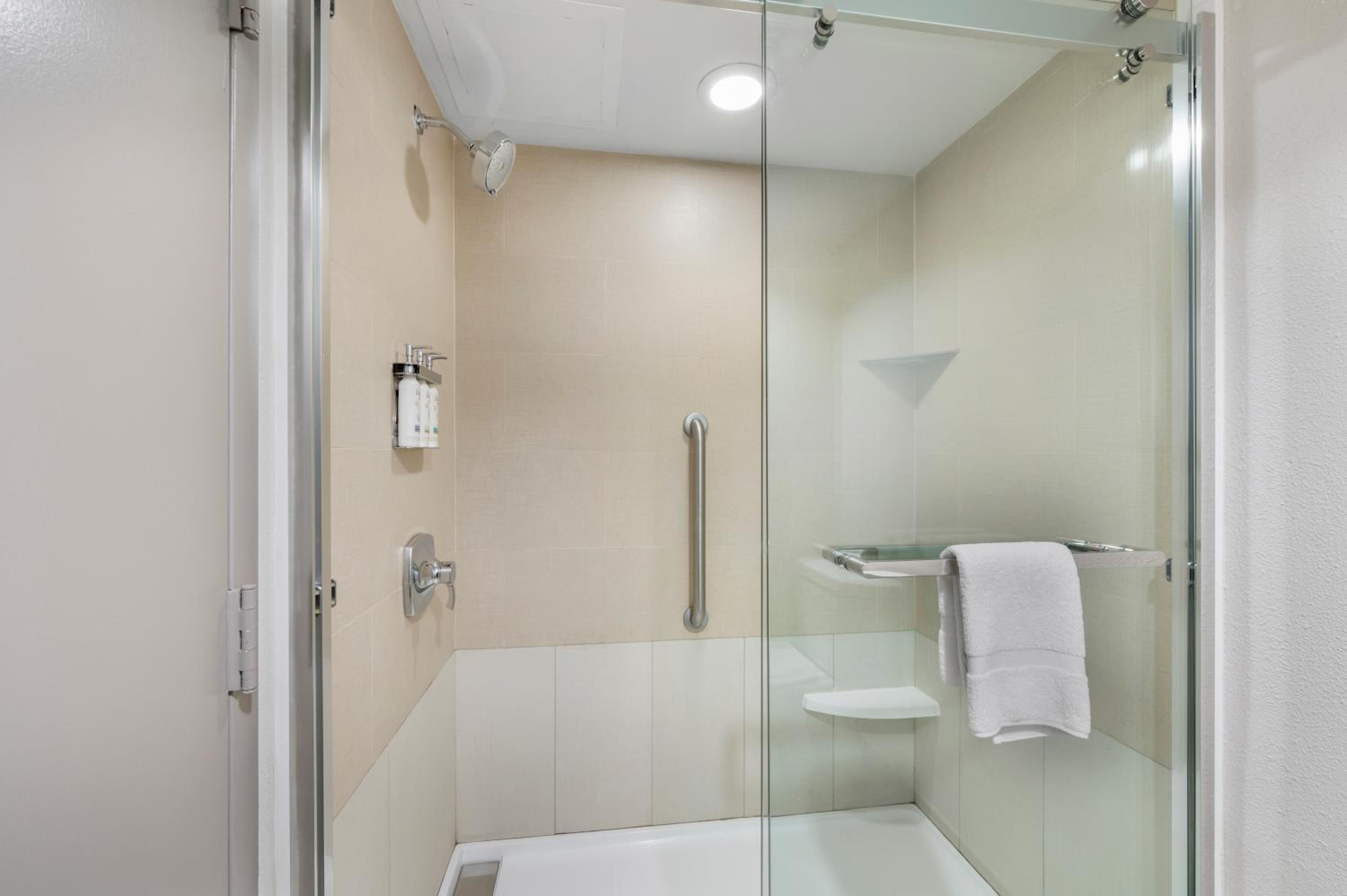 Standard Queen Room with Two Queen Beds and Shower Bath - Pet Friendly photo 3