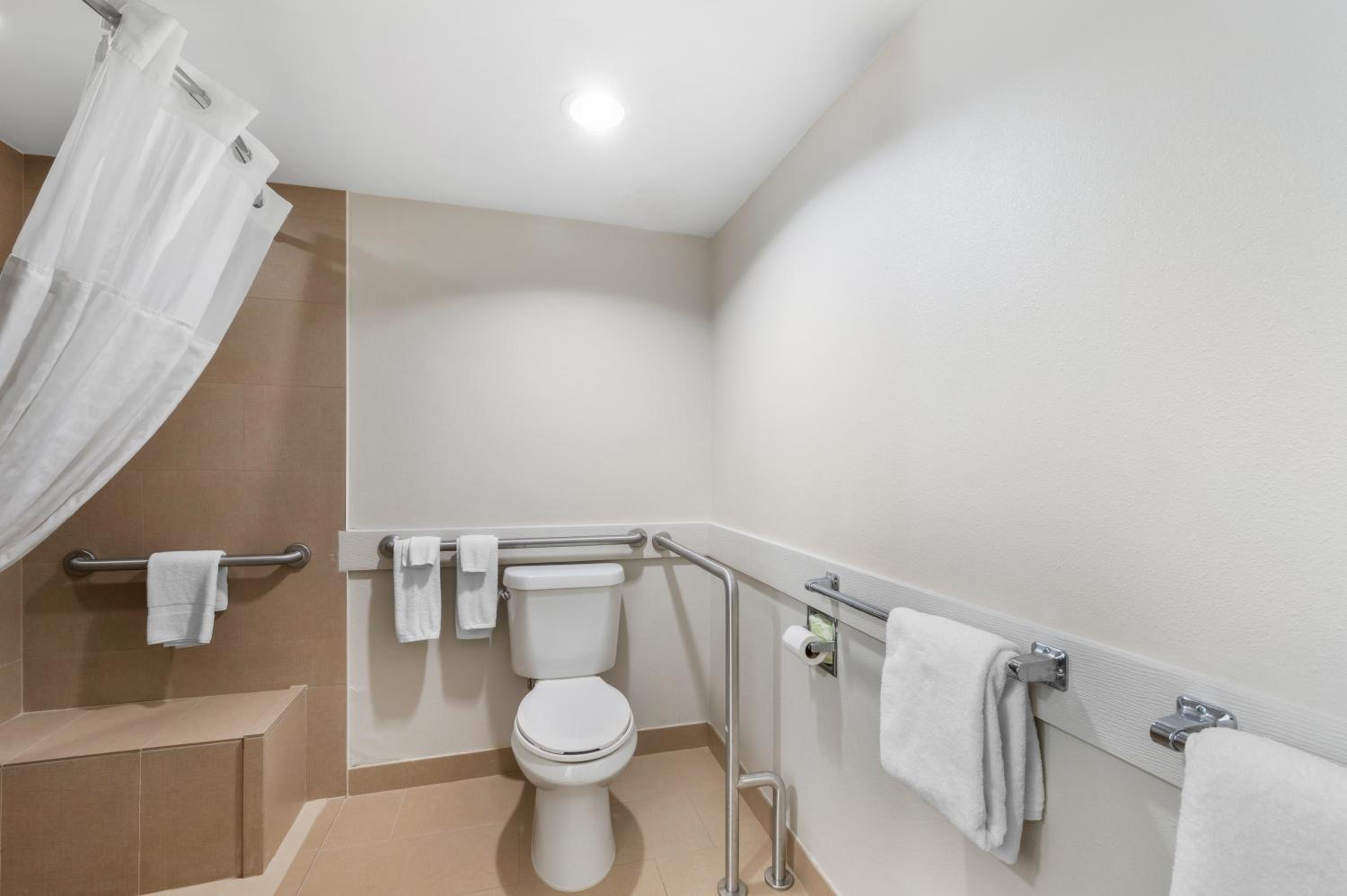 Standard King Room - Communications Accessible photo 3