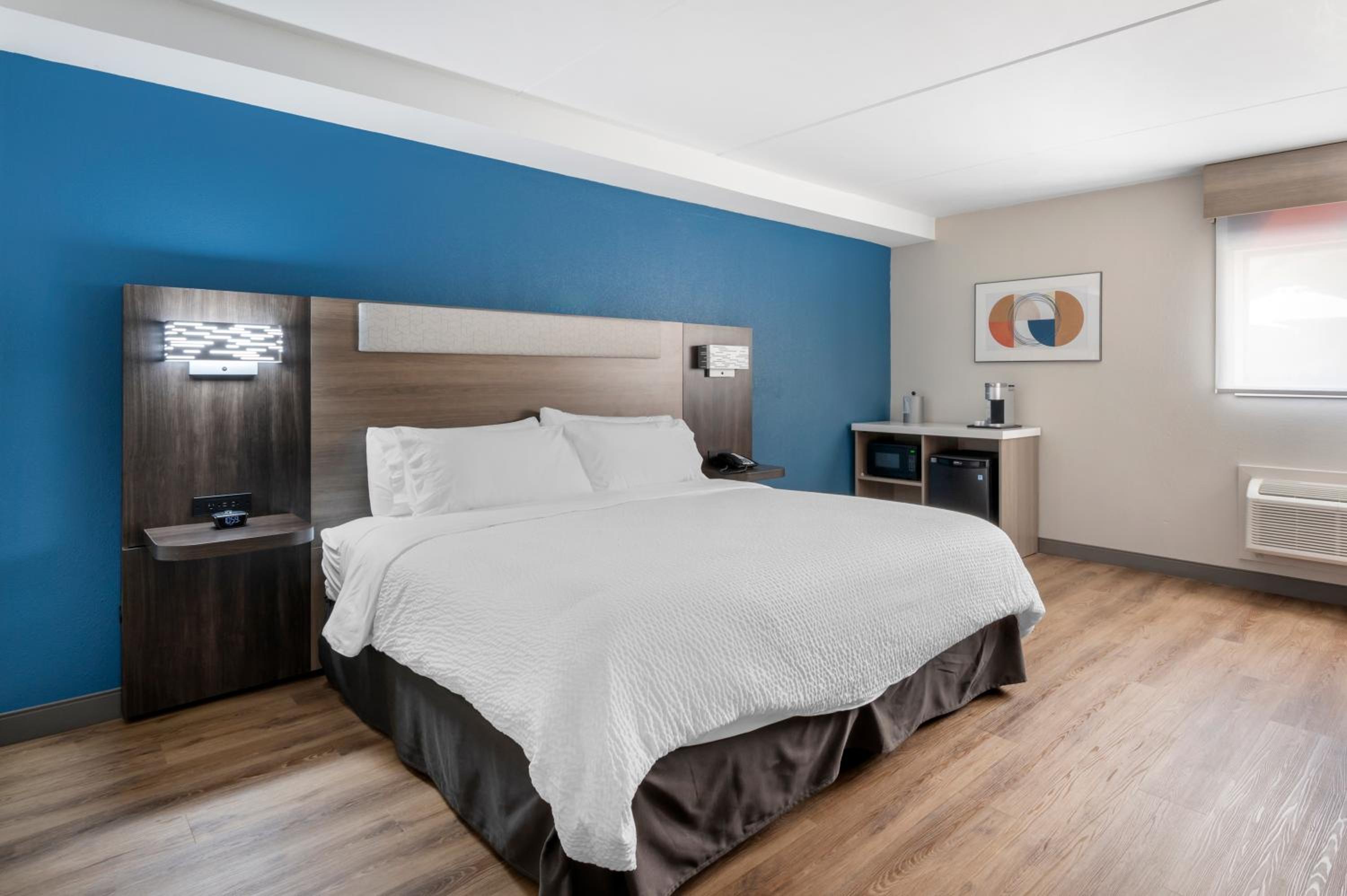Standard King Room with Mobility Accessible Roll-In Shower photo 1