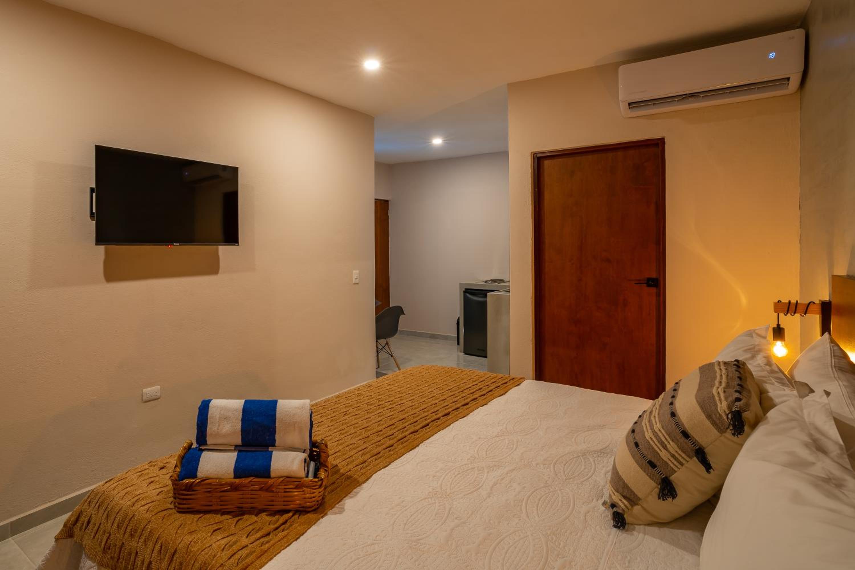 Deluxe Suite - Photo 13