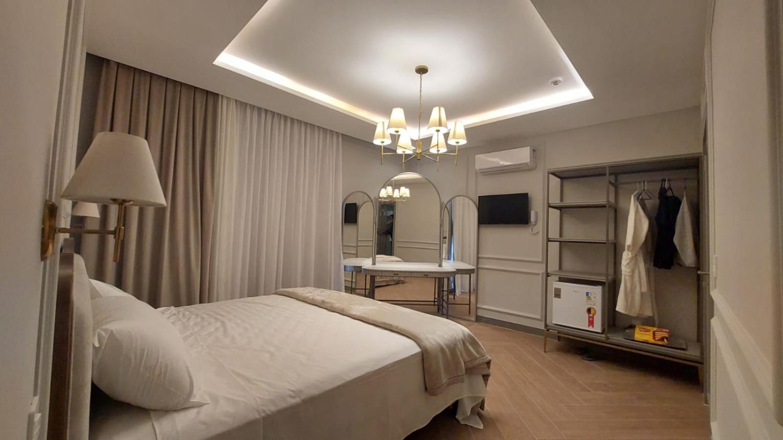 King Suite with Balcony photo 1