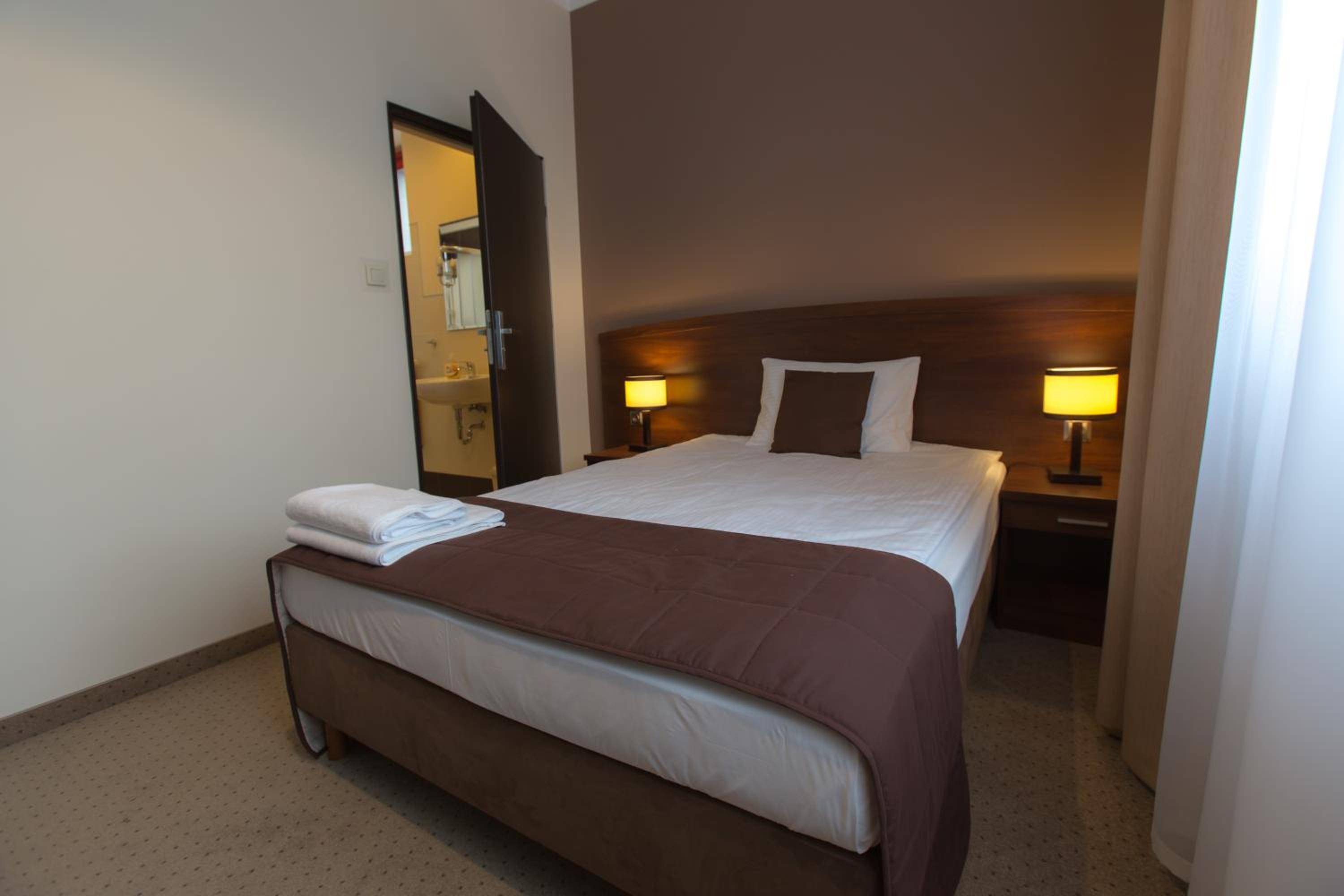 Single Room with Private Bathroom photo 3