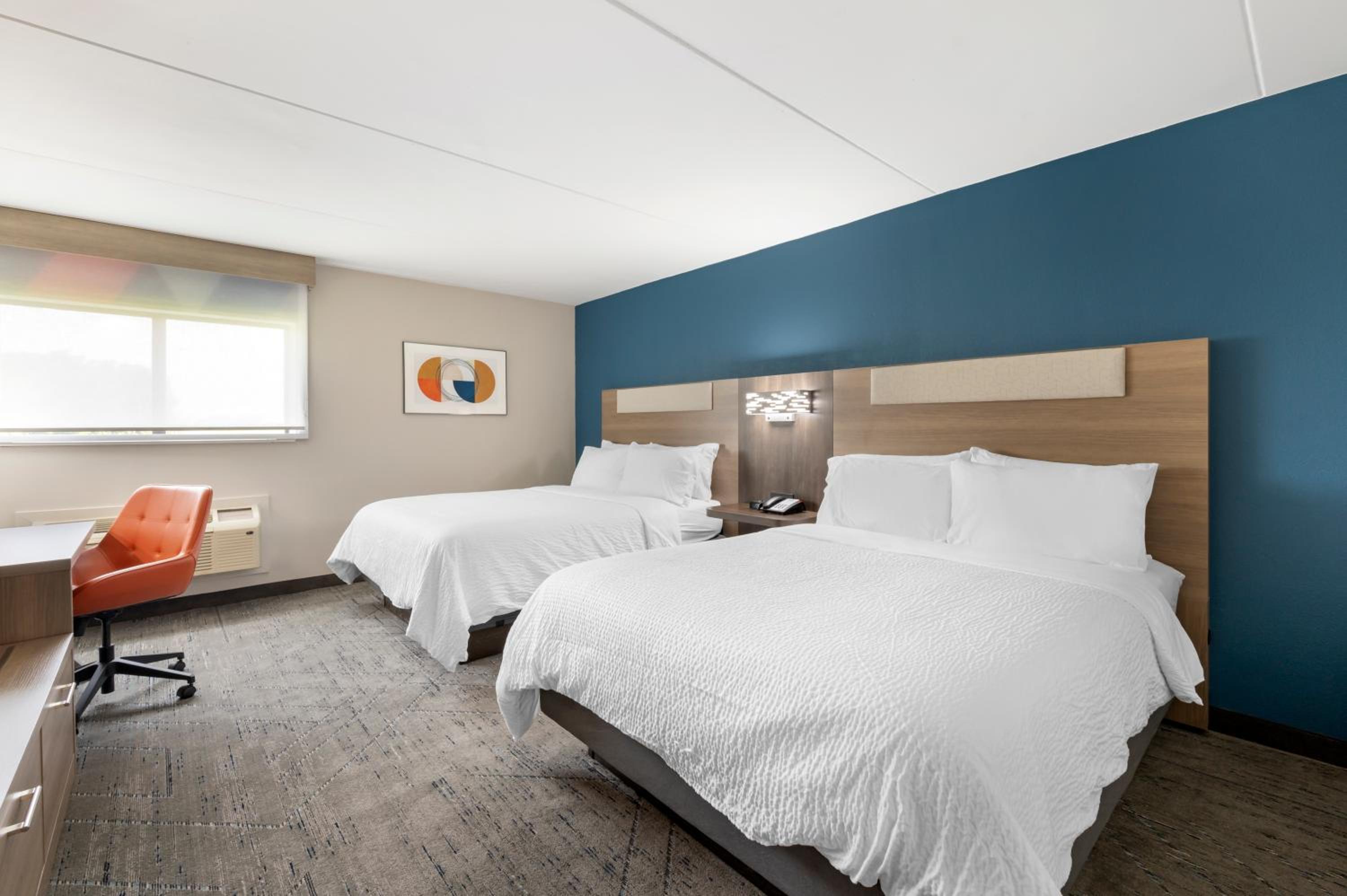 Queen Room with Two Queen Beds - Hearing Accessible/Non-Smoking photo 2