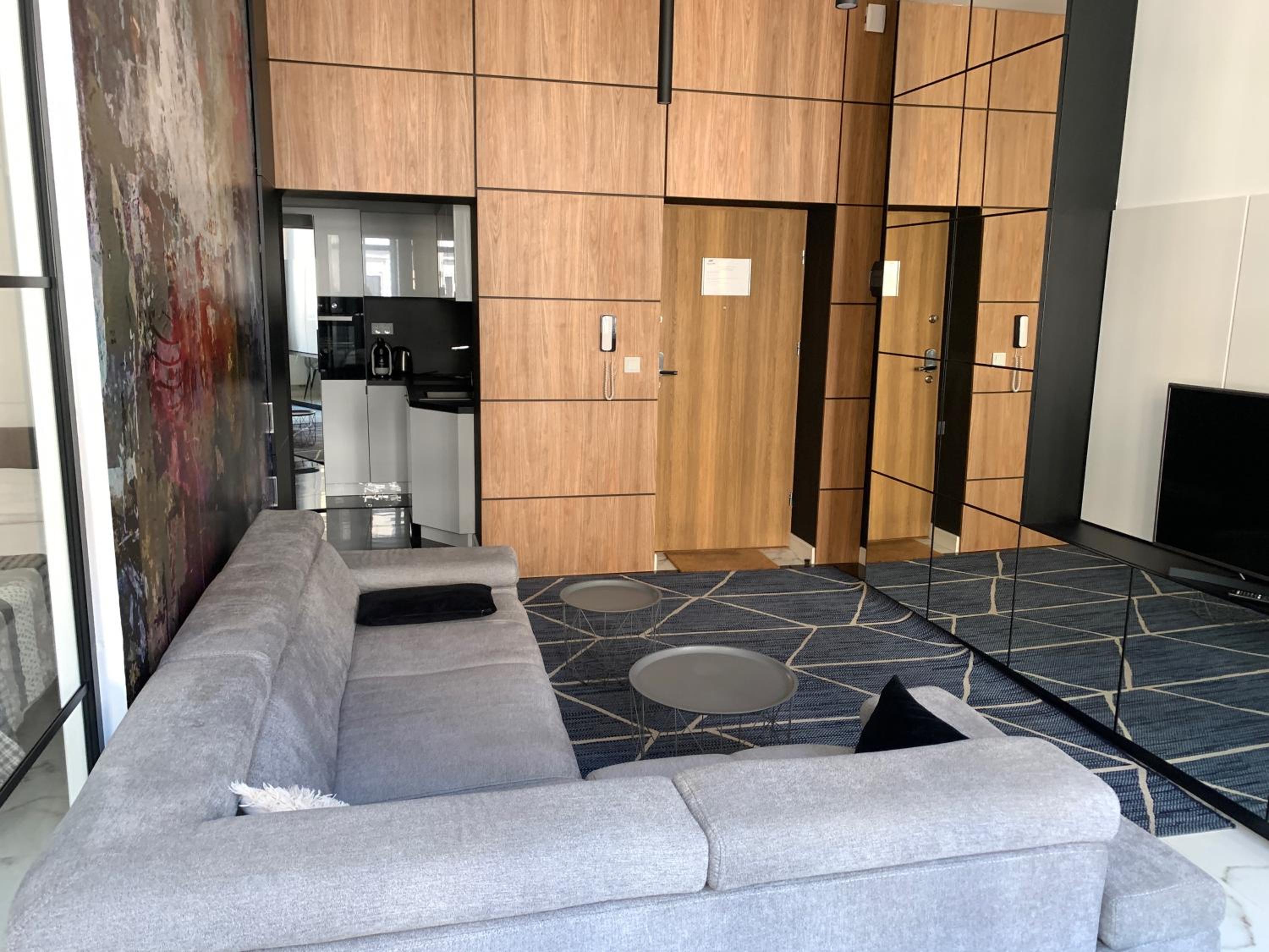 Executive Suite - Photo 6