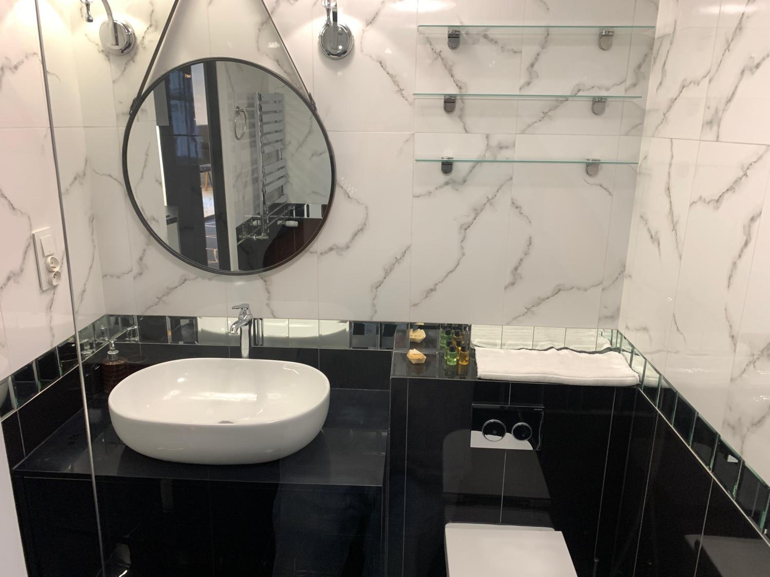 Executive Suite - Photo 13