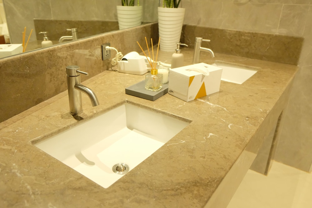 Executive Suite - Photo 2