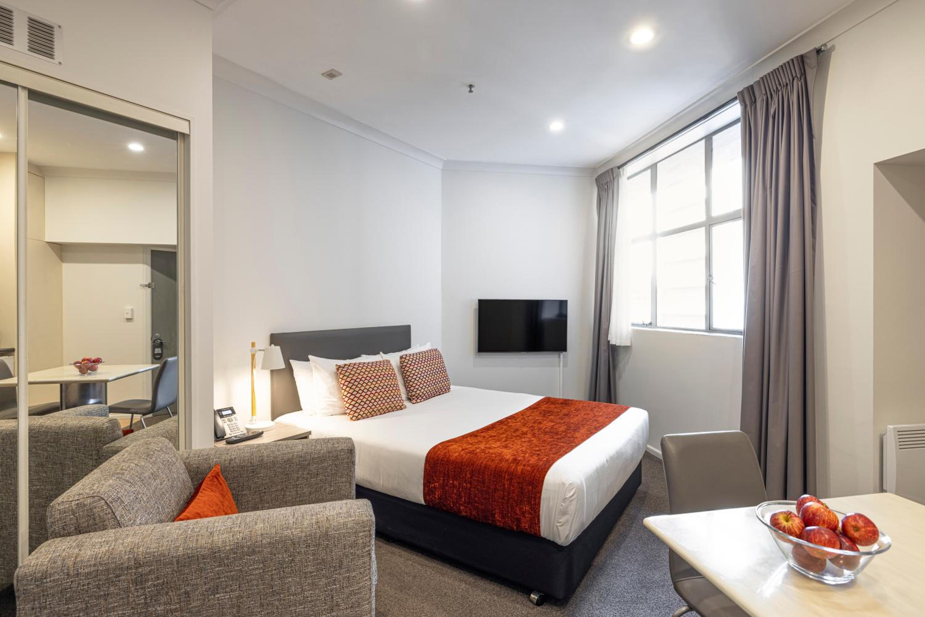 King Studio Apartment - Photo 1