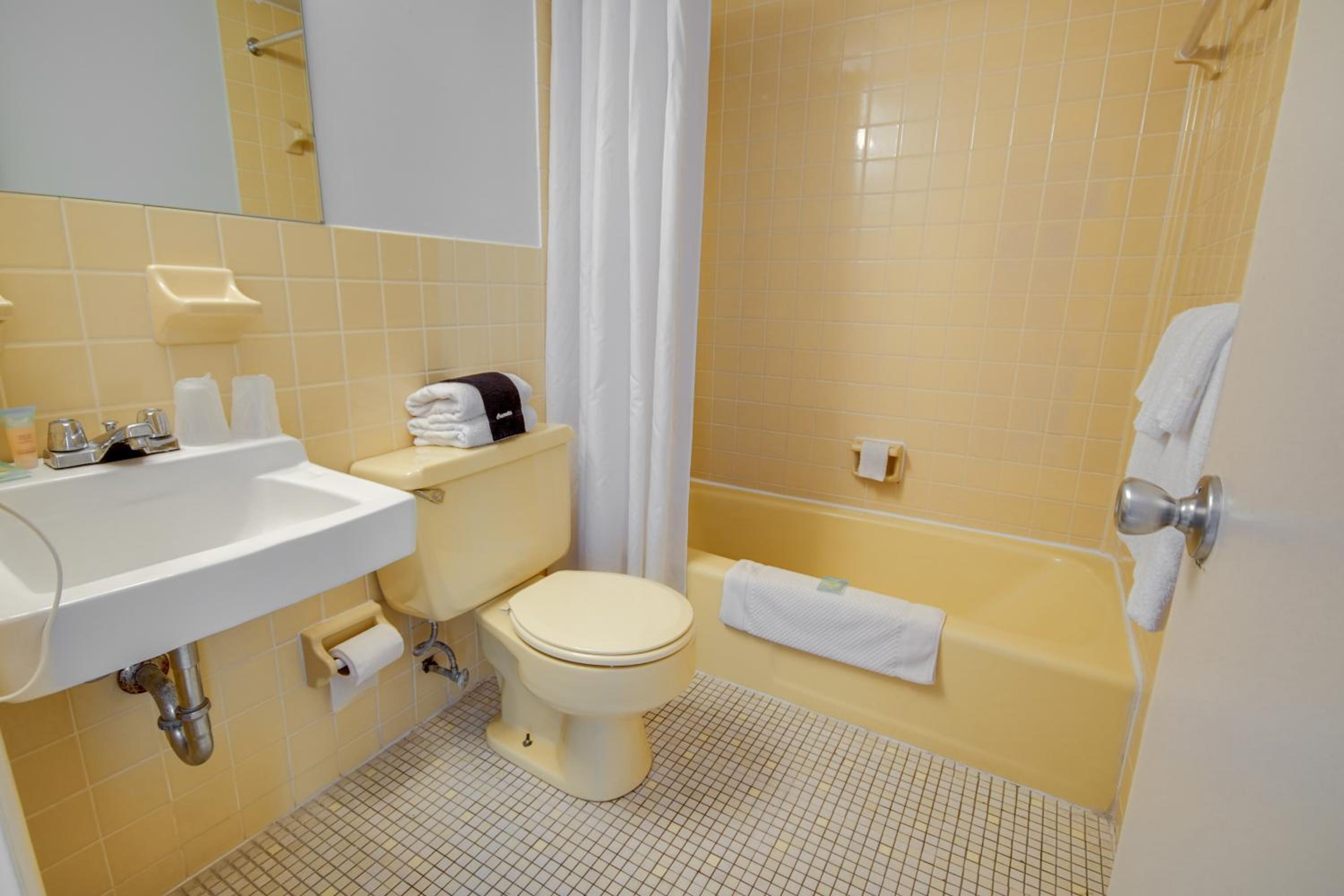 Tower 1 Poolside Room  - Photo 3