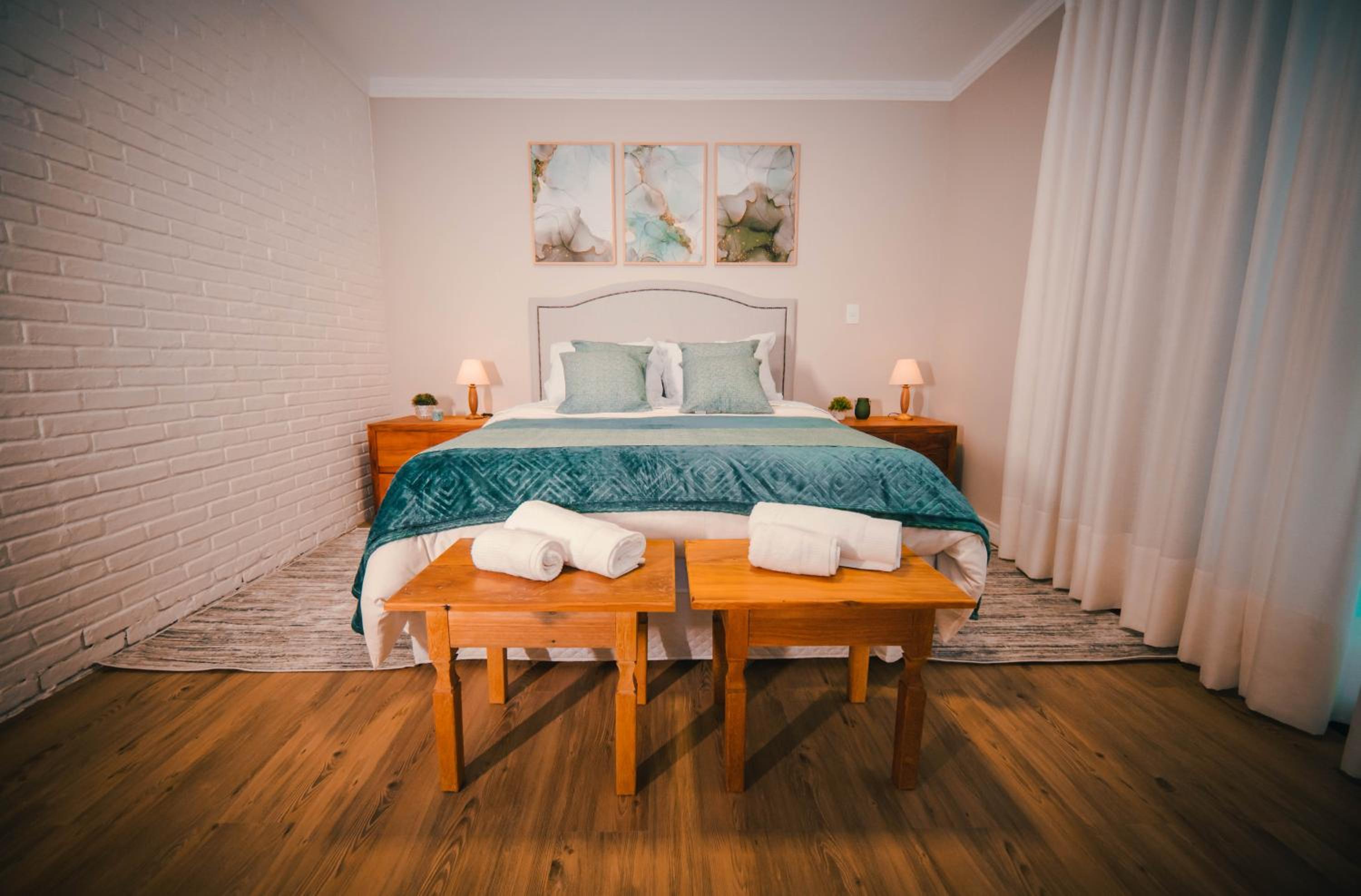 Five-Bedroom House photo 1