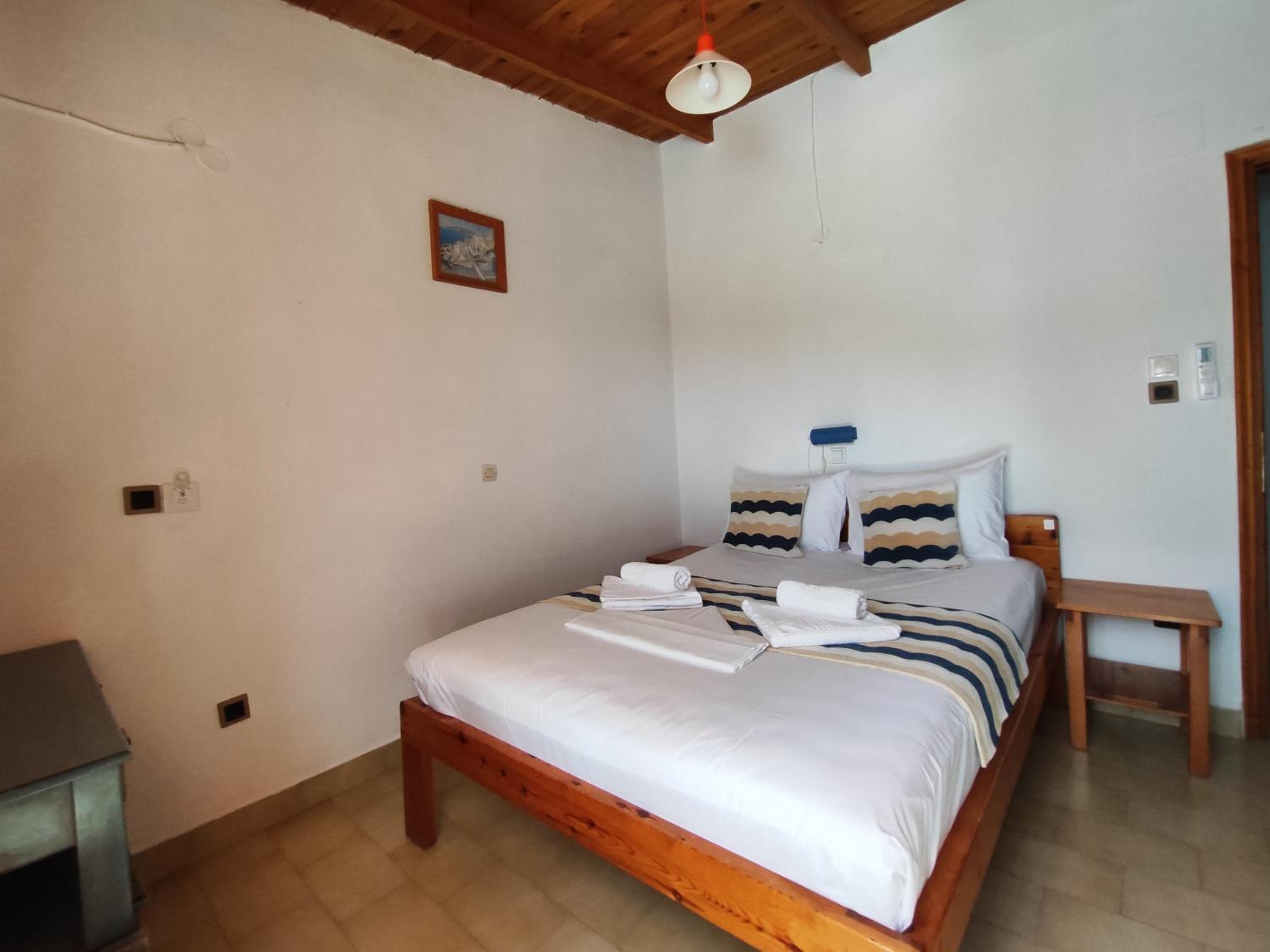 Deluxe Double Room with Balcony - Photo 13