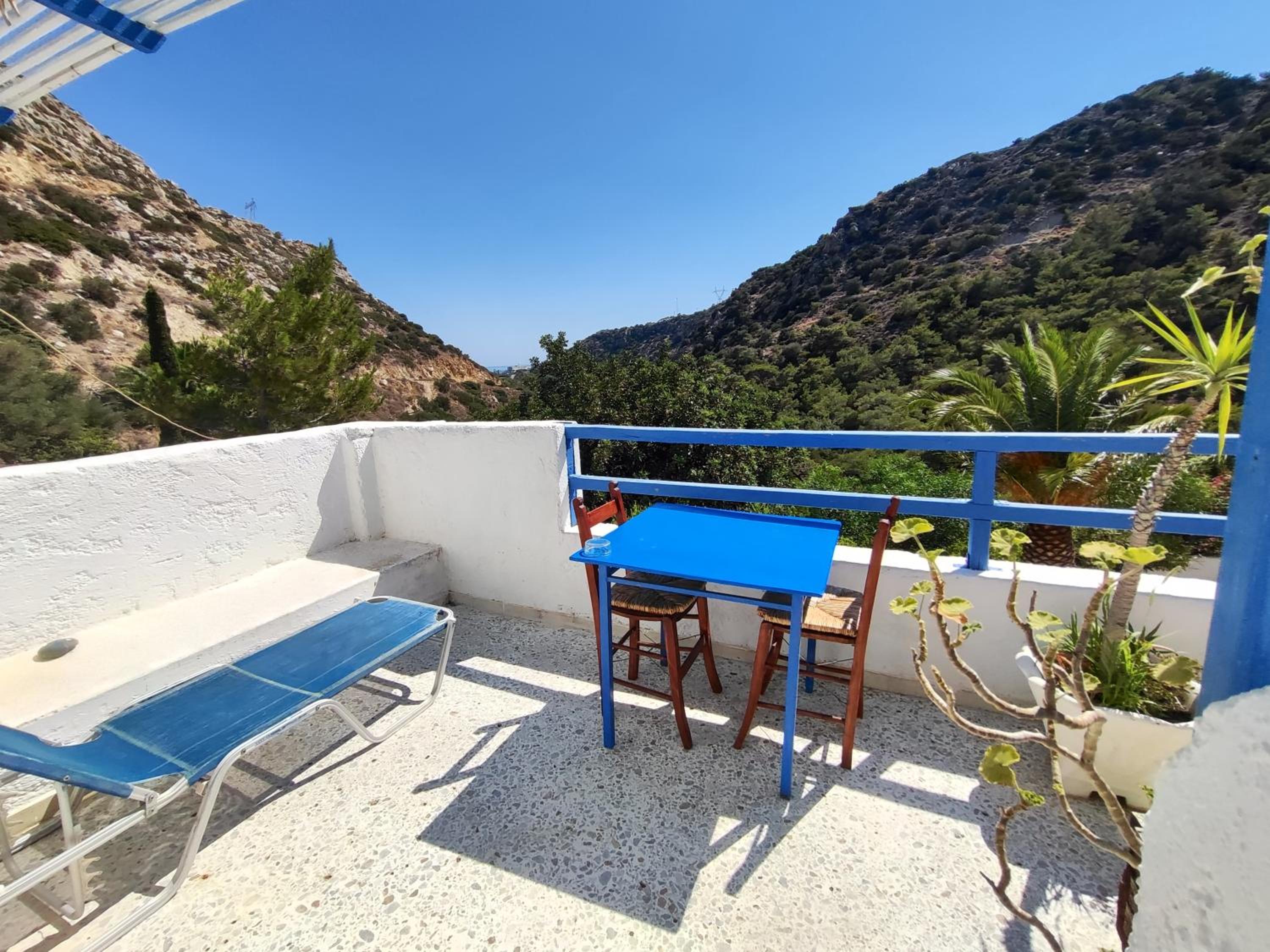 Triple Room with Balcony - Photo 10