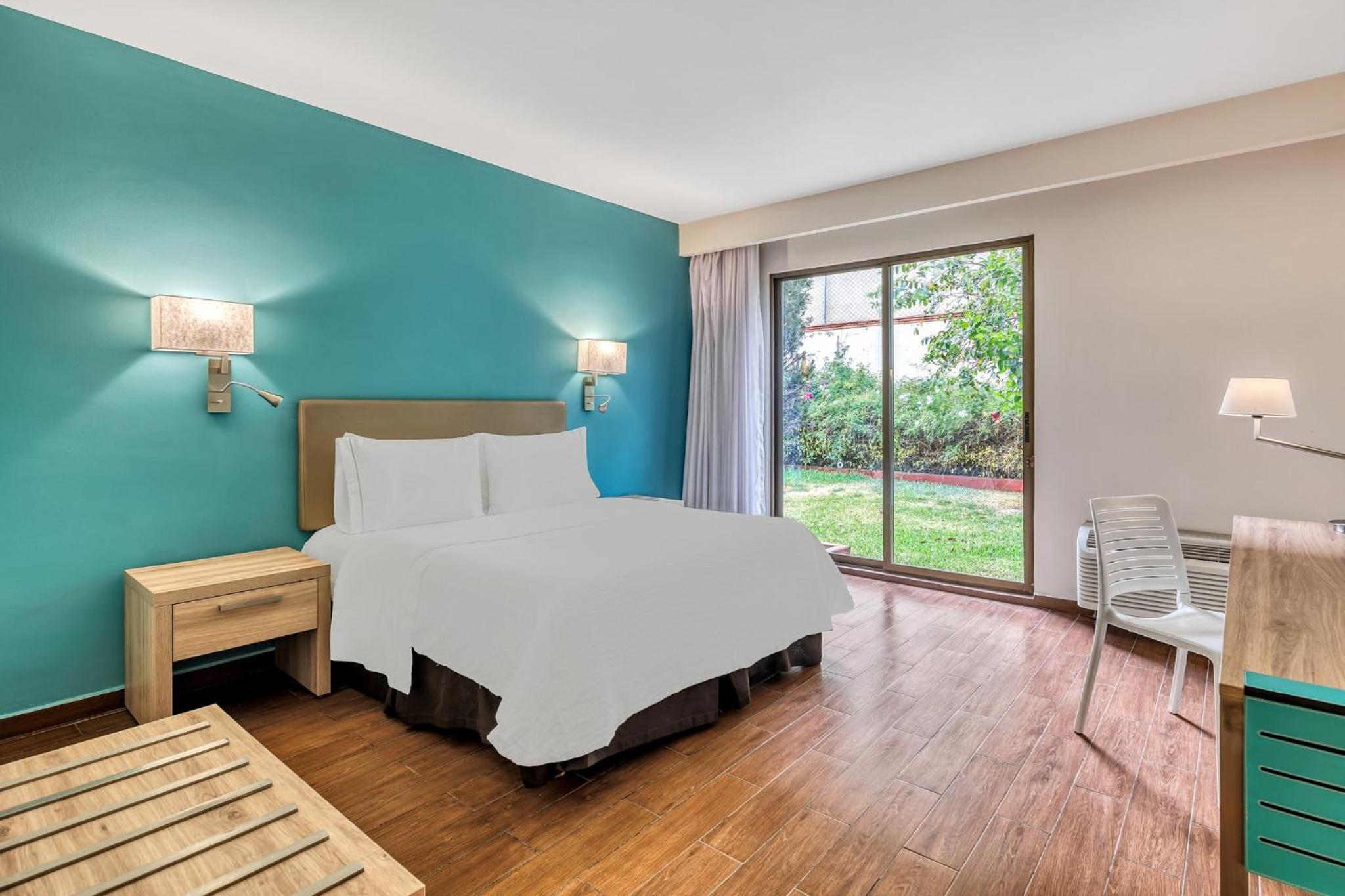 Executive Room 1 King - Photo 1