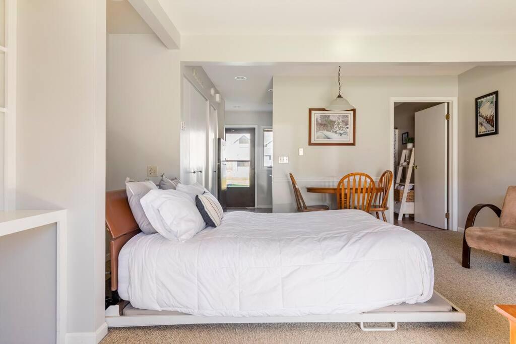 Studio Apartment photo 2