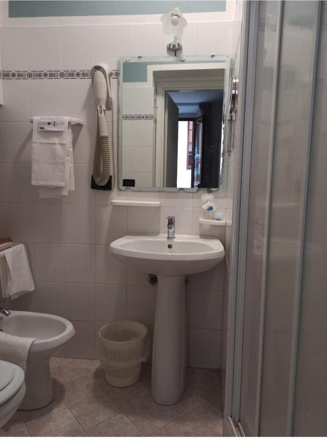 Double or Twin Room - Photo 8