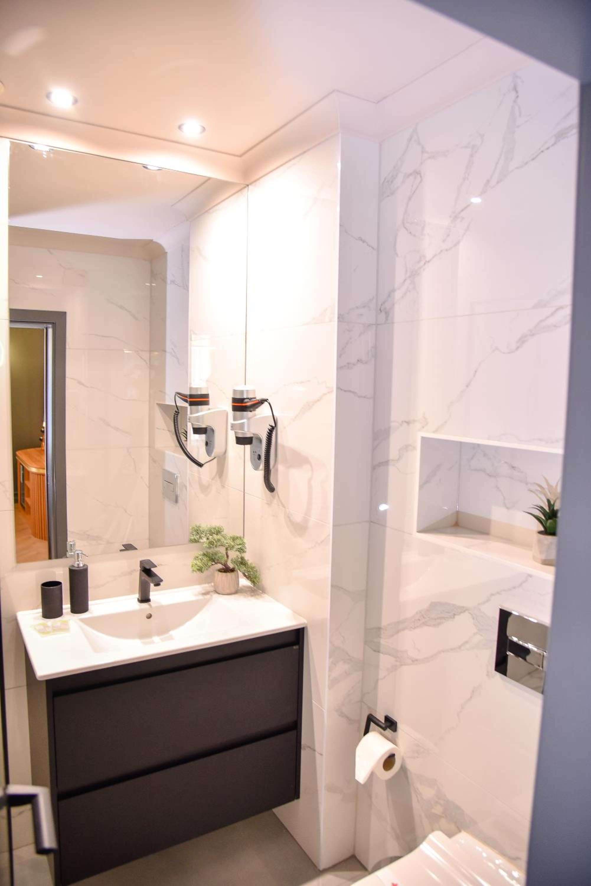 One-Bedroom Apartment - 2nd Floor with Free Spa Access - Photo 8