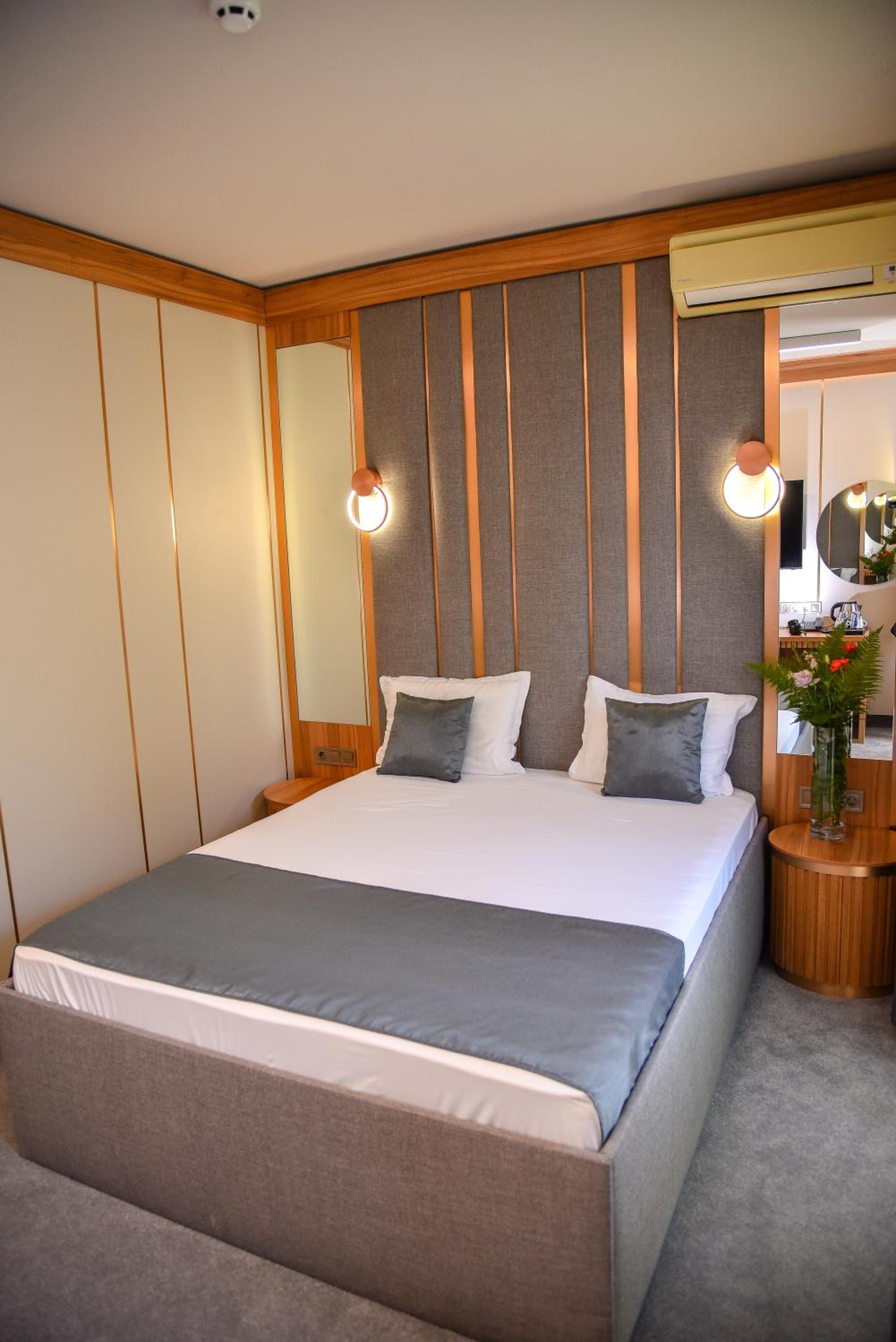 One-Bedroom Apartment - 5th Floor with Free Spa Access - Photo 1