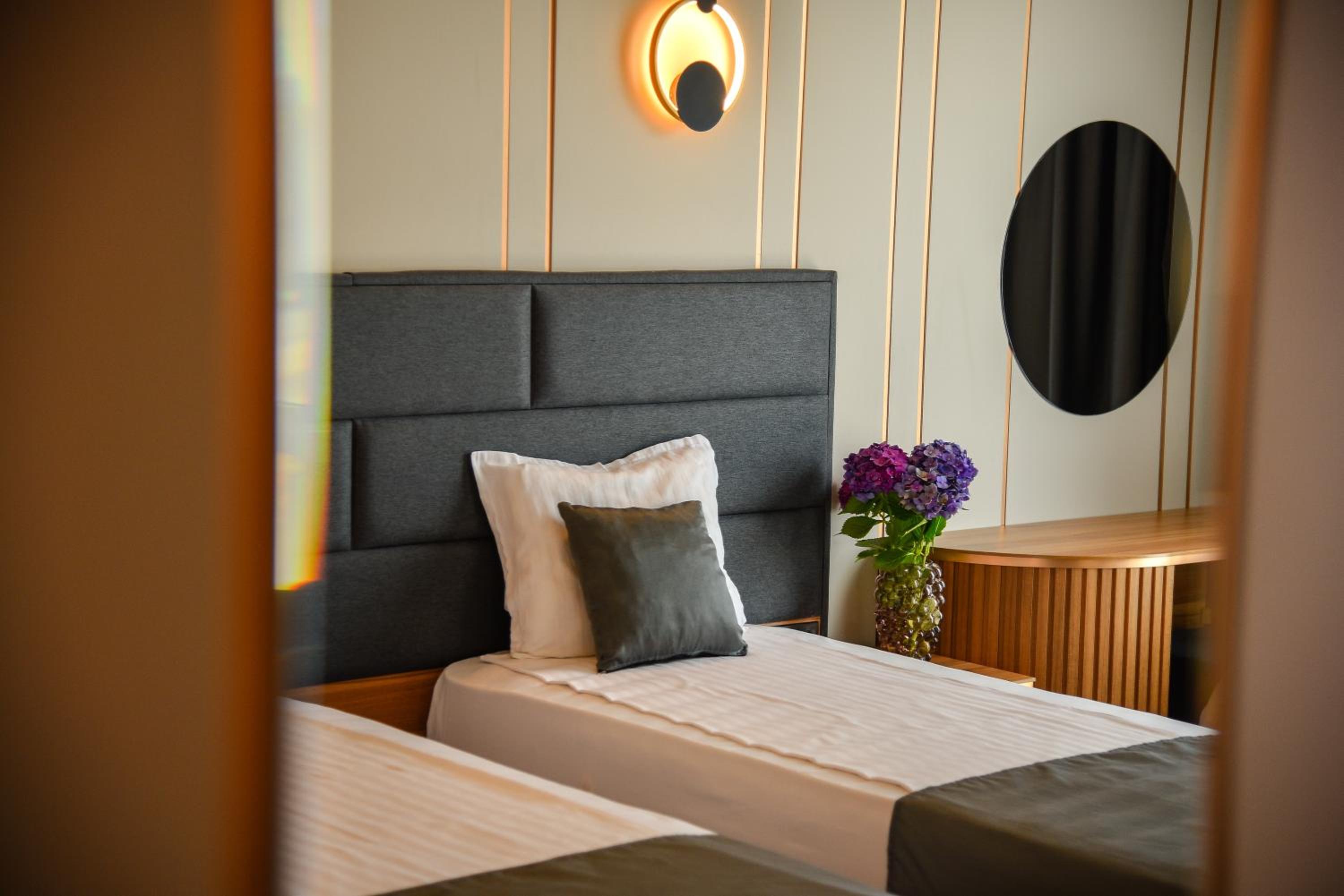 Deluxe Double or Twin Room with Free Spa Access photo 2