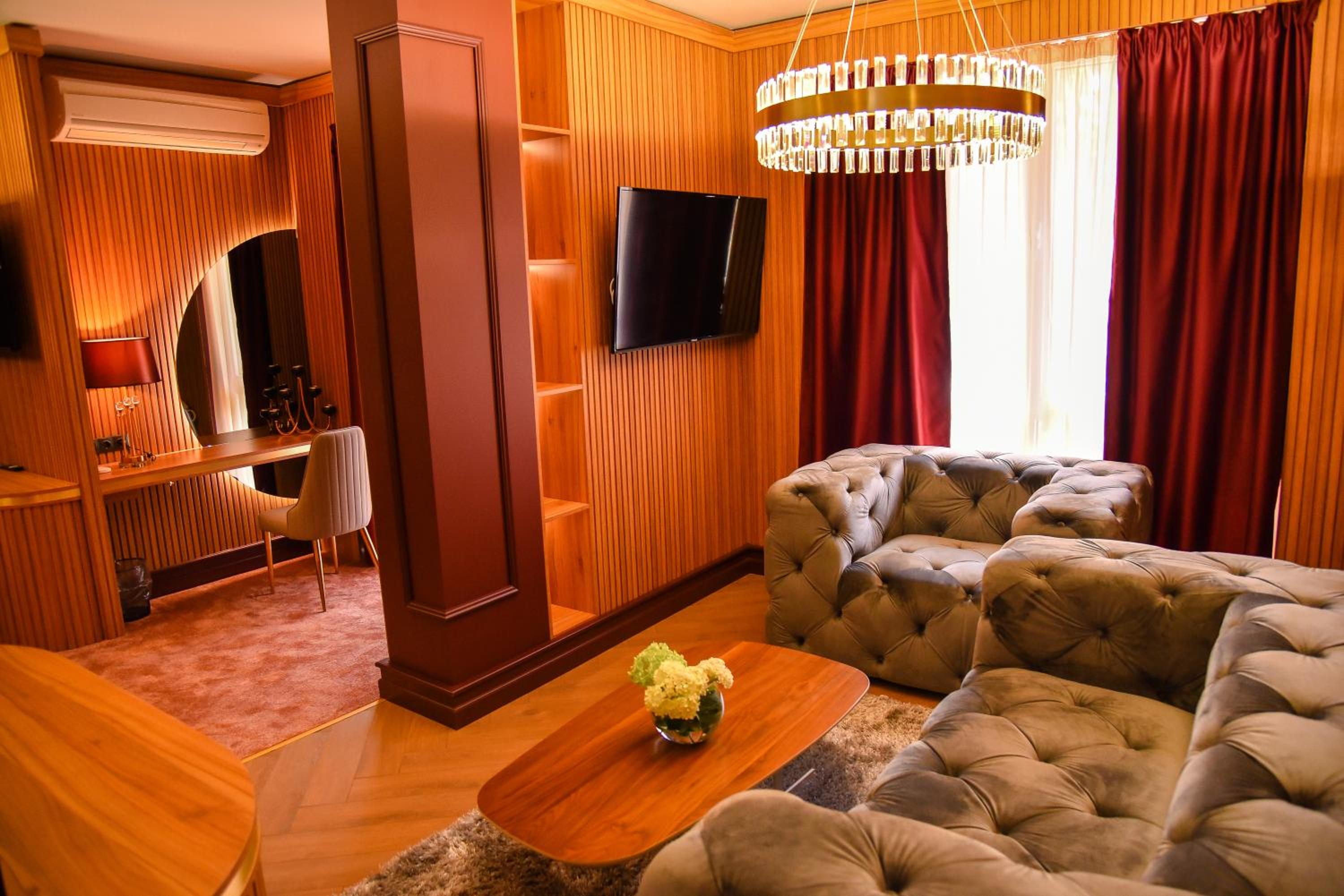 One-Bedroom Apartment - 2nd Floor with Free Spa Access - Photo 5