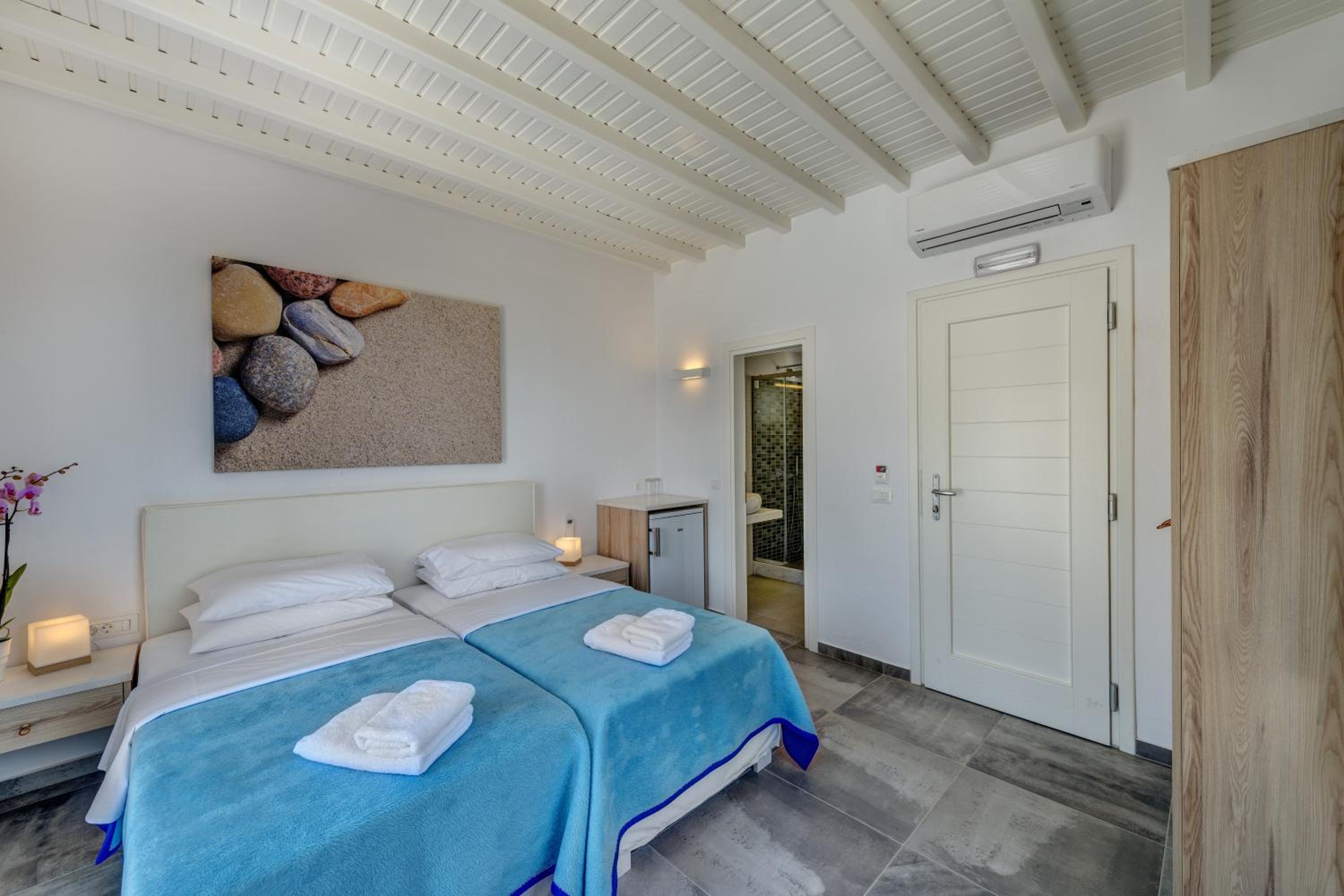Superior Double or Twin Room with Pool View - Photo 8