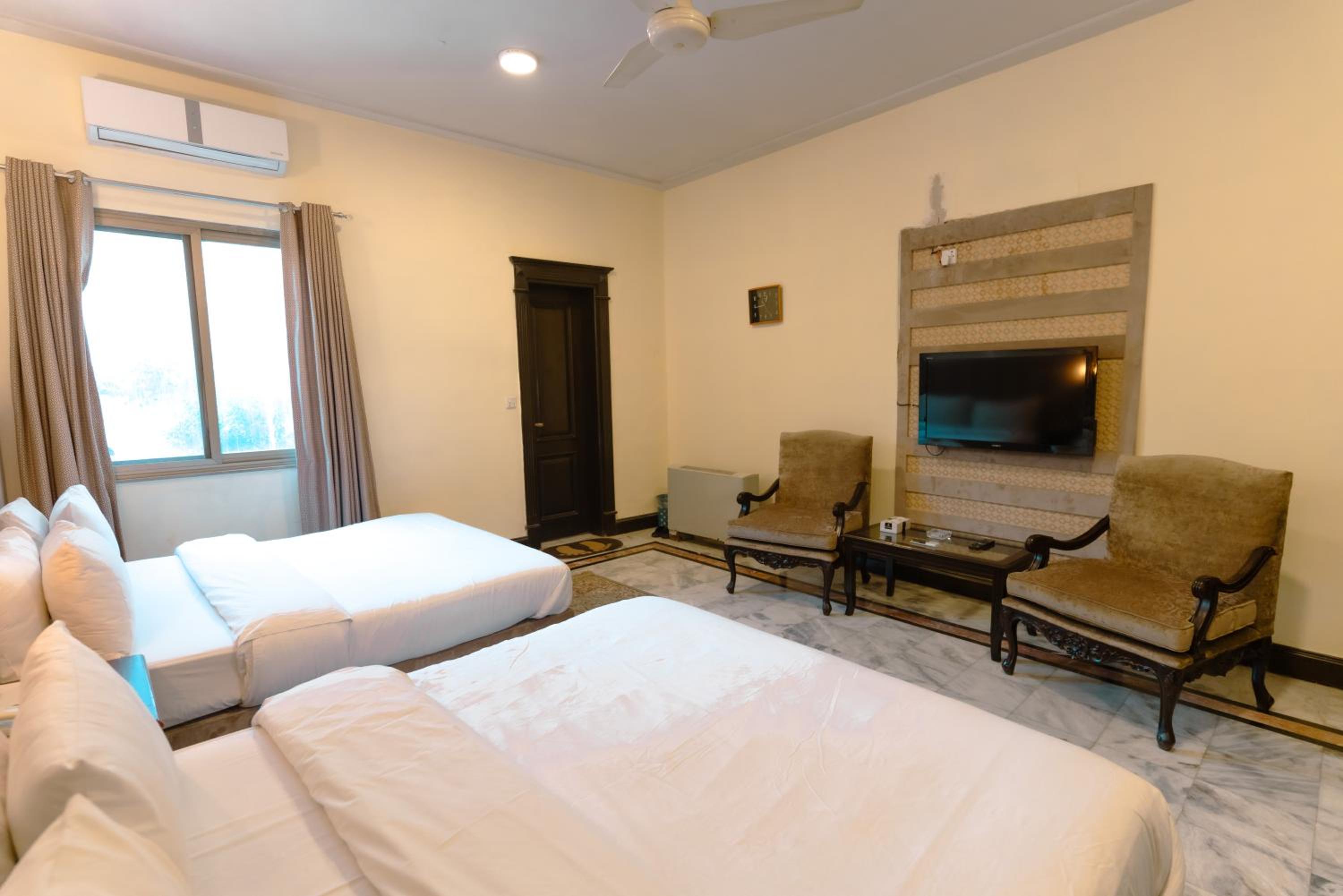 Deluxe Family Room