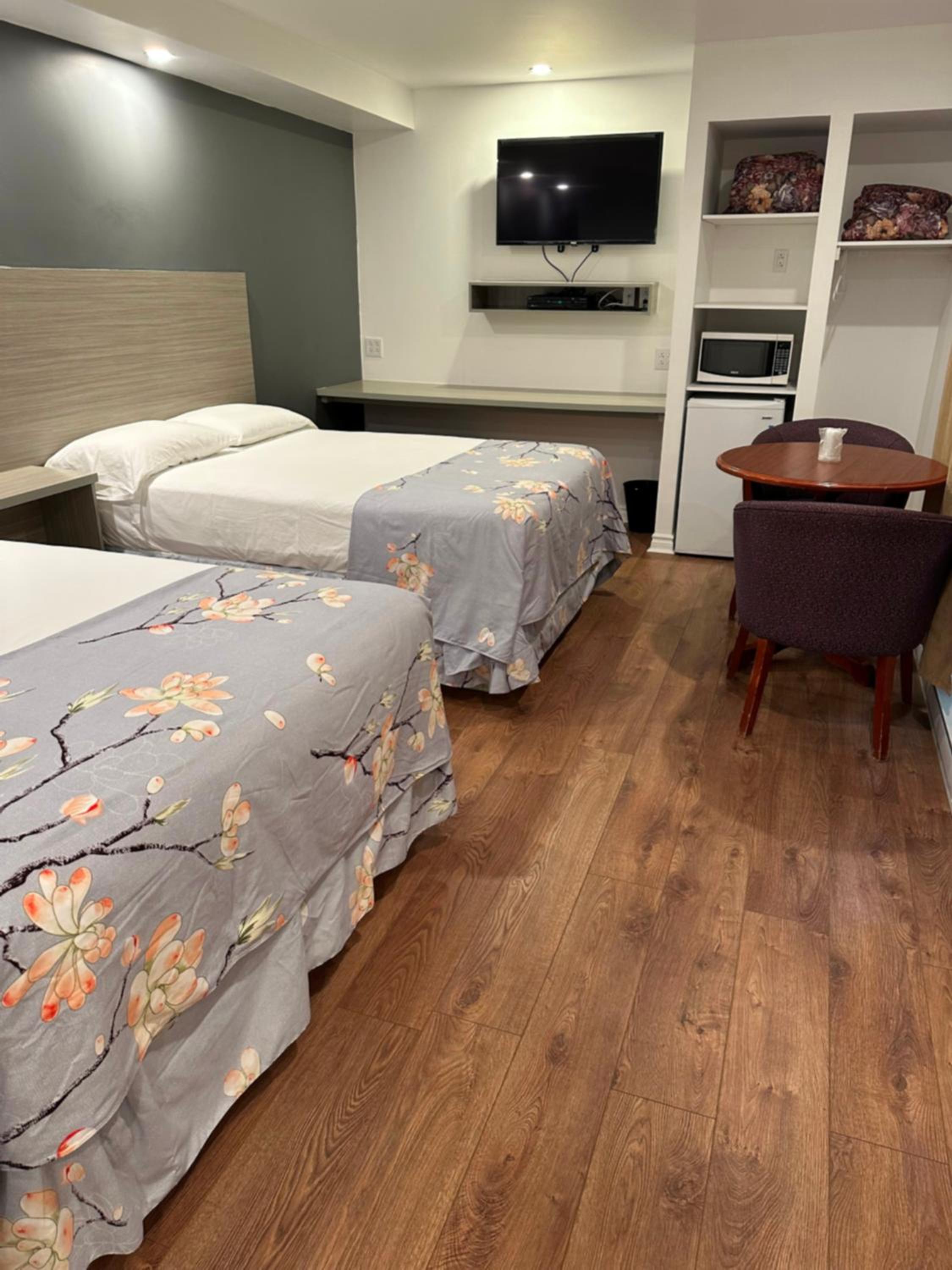 Queen Room with Two Queen Beds - Non-Smoking photo 2