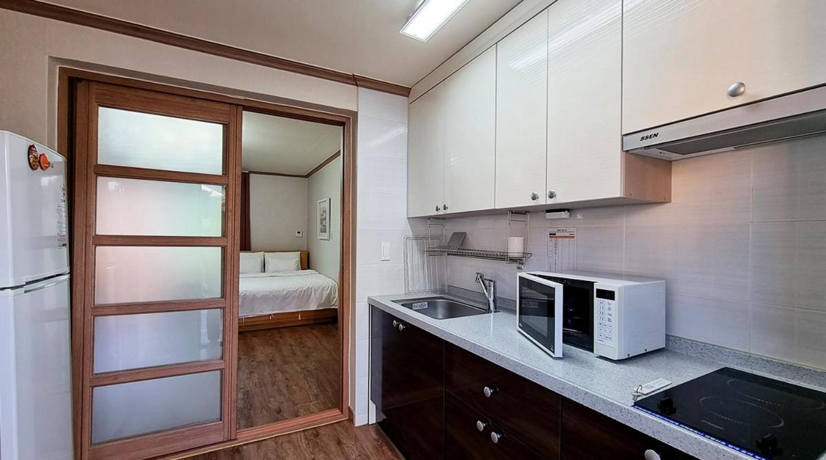 Double Room with Balcony - Photo 6